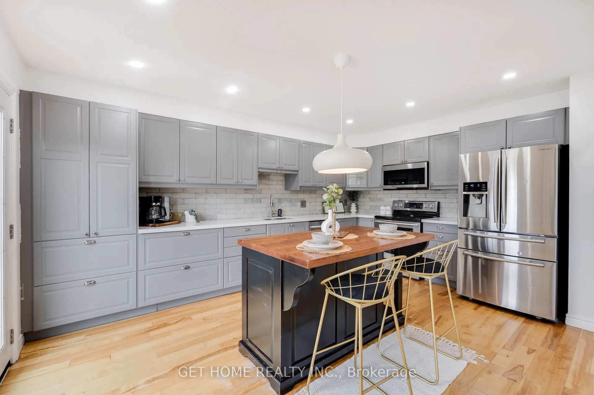1119 Ashgrove Crescent