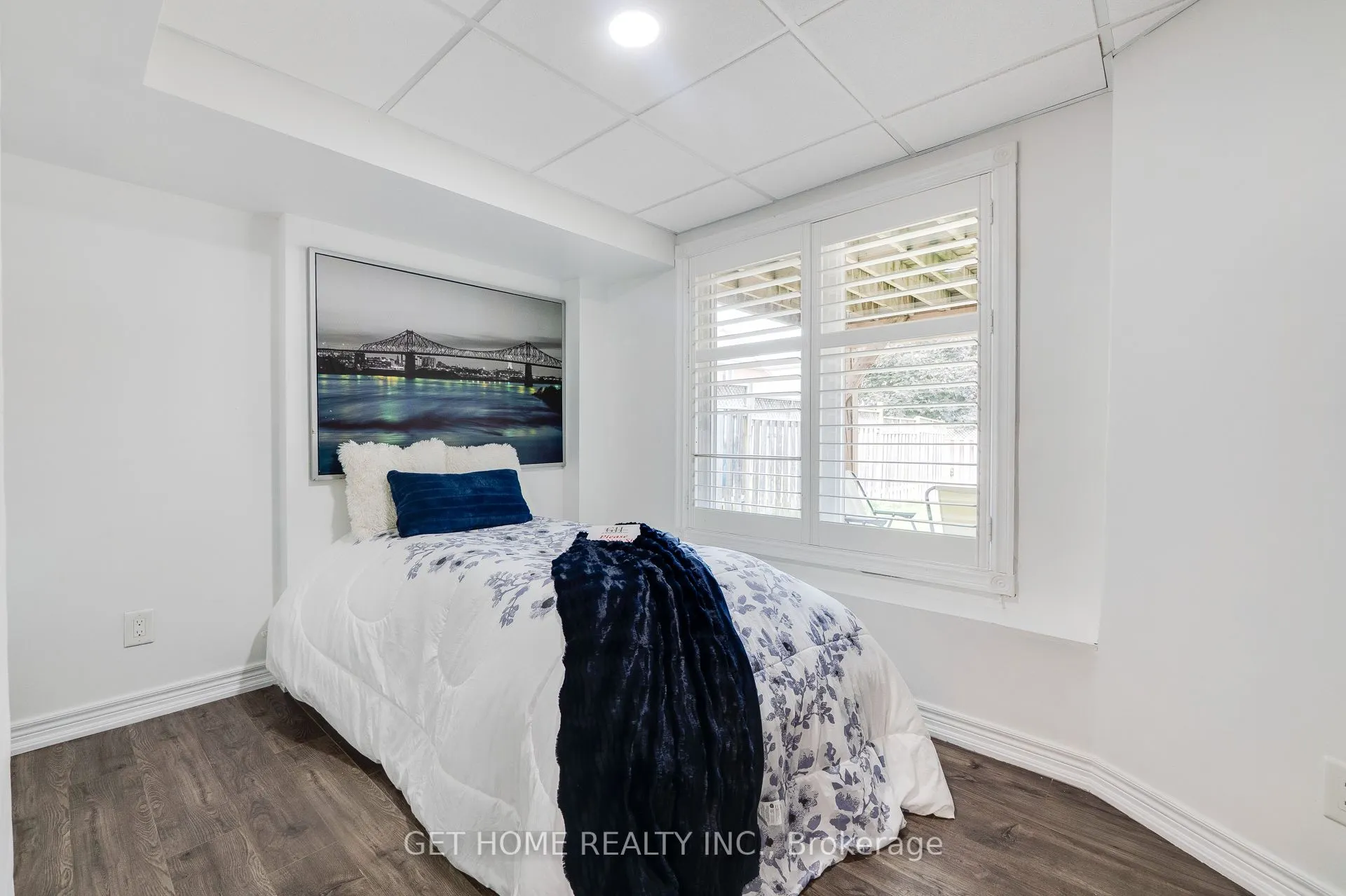 1119 Ashgrove Crescent