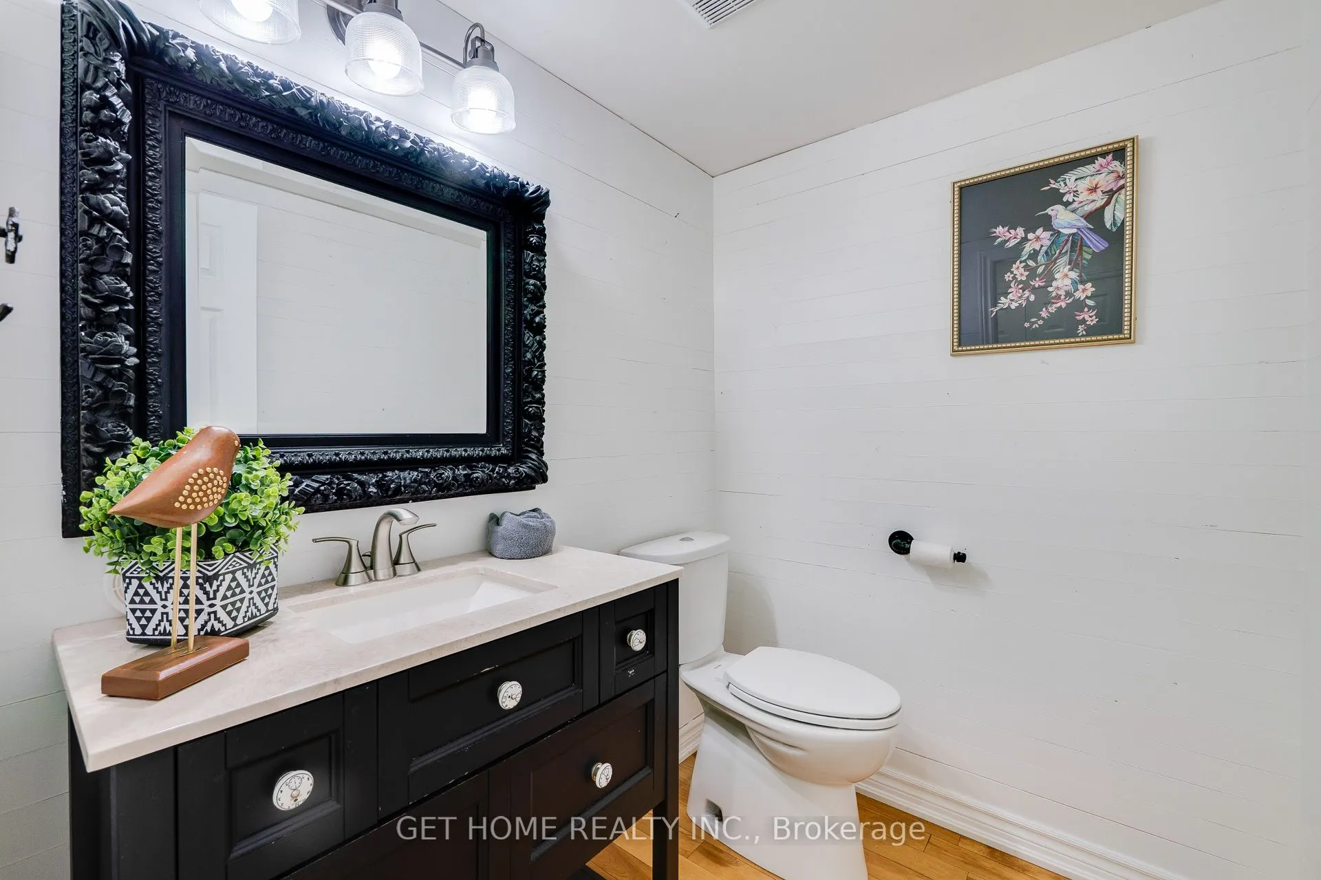 1119 Ashgrove Crescent