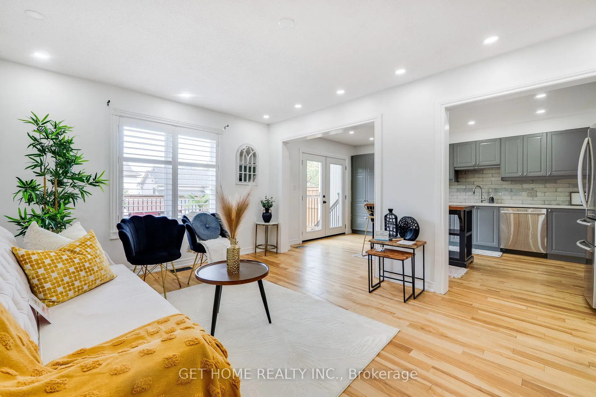 1119 Ashgrove Crescent