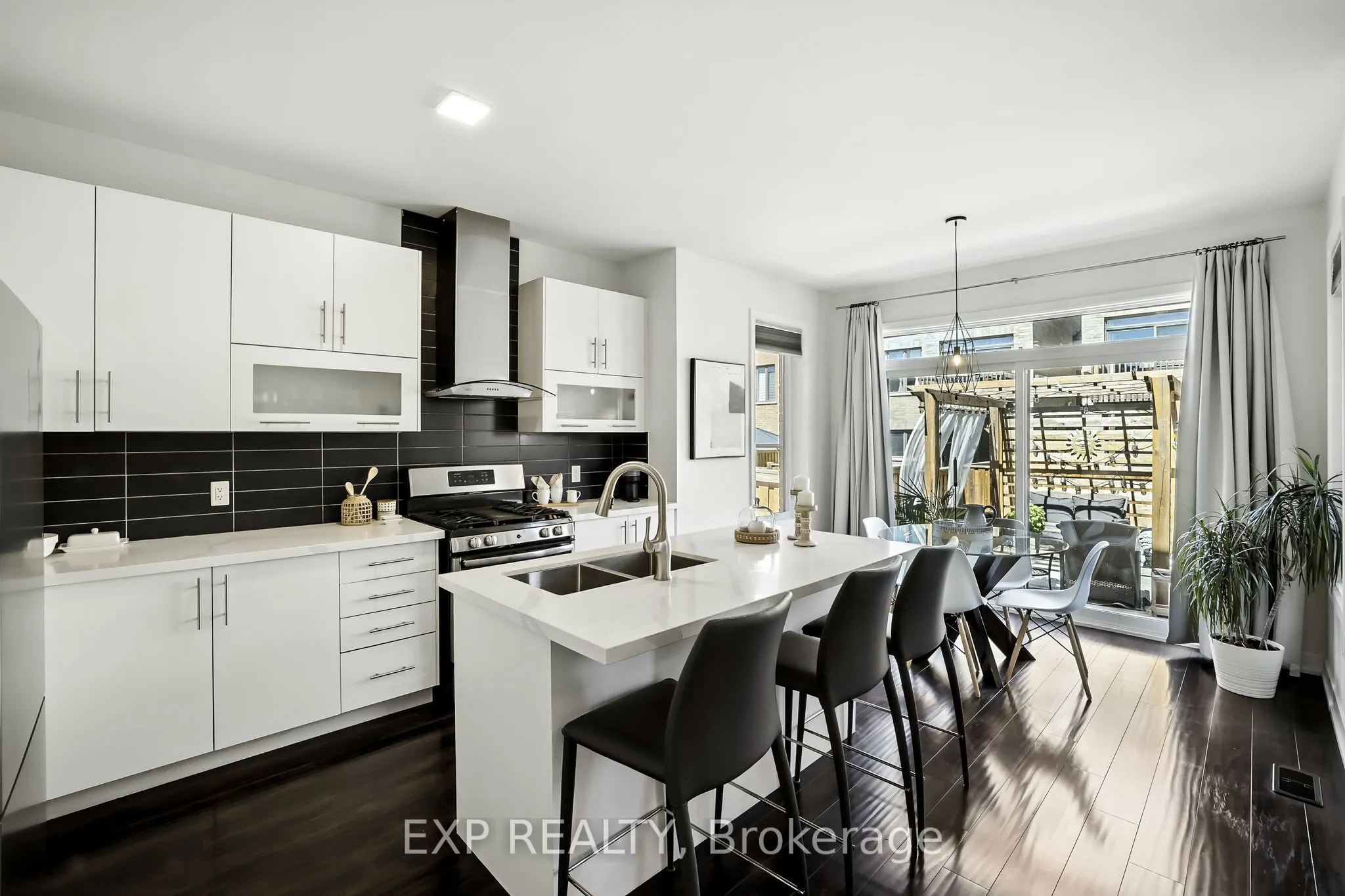 128 Vanier Street