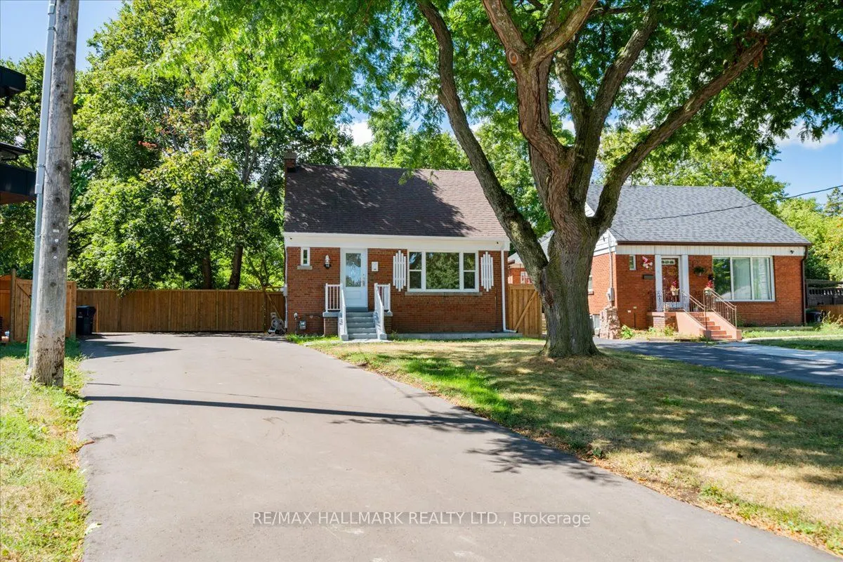 16 Willowhurst Crescent