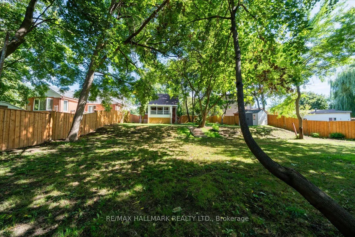 16 Willowhurst Crescent