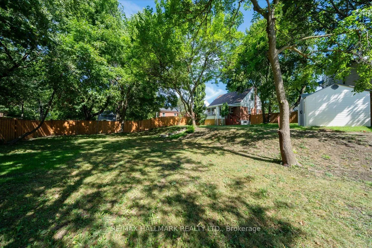16 Willowhurst Crescent