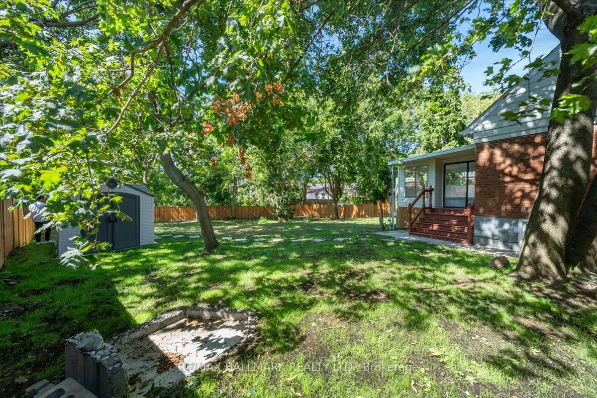 16 Willowhurst Crescent