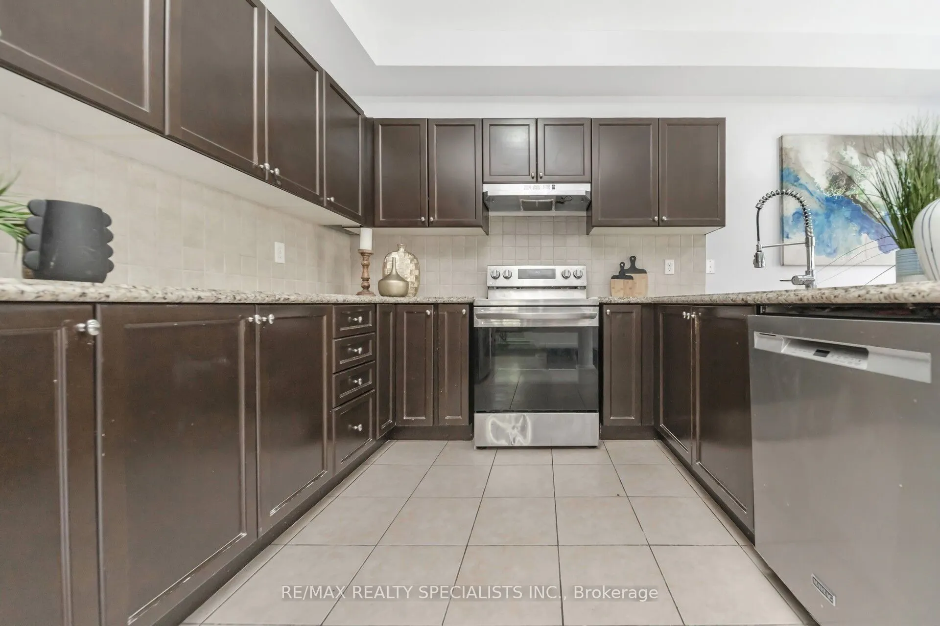 91 Laprade Square