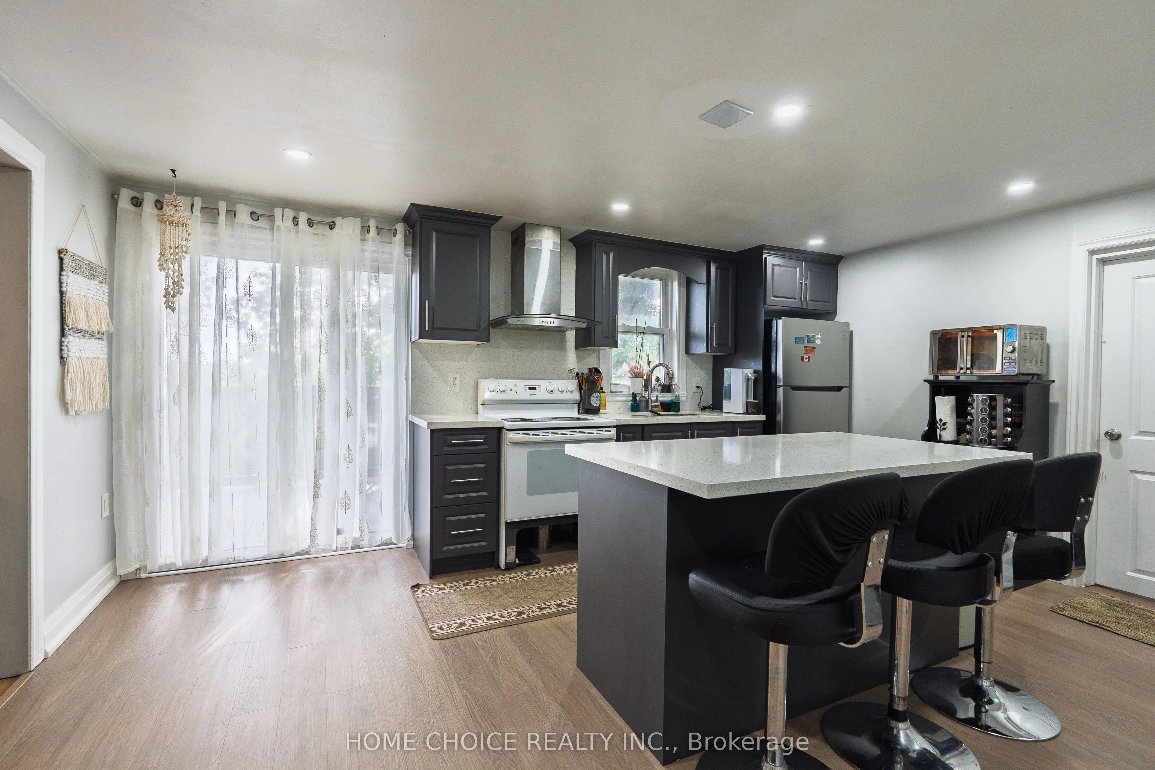 272 Taunton Road W