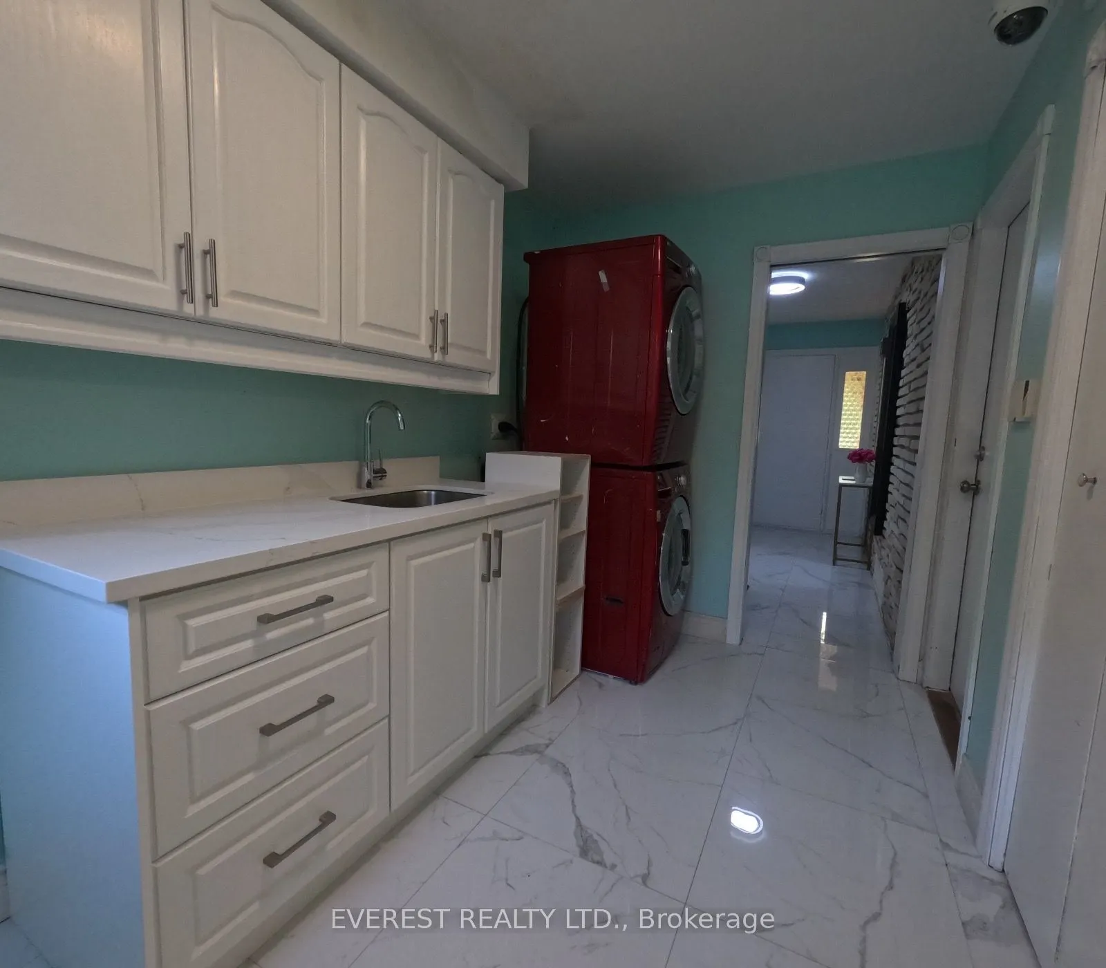1549 Simcoe Street N