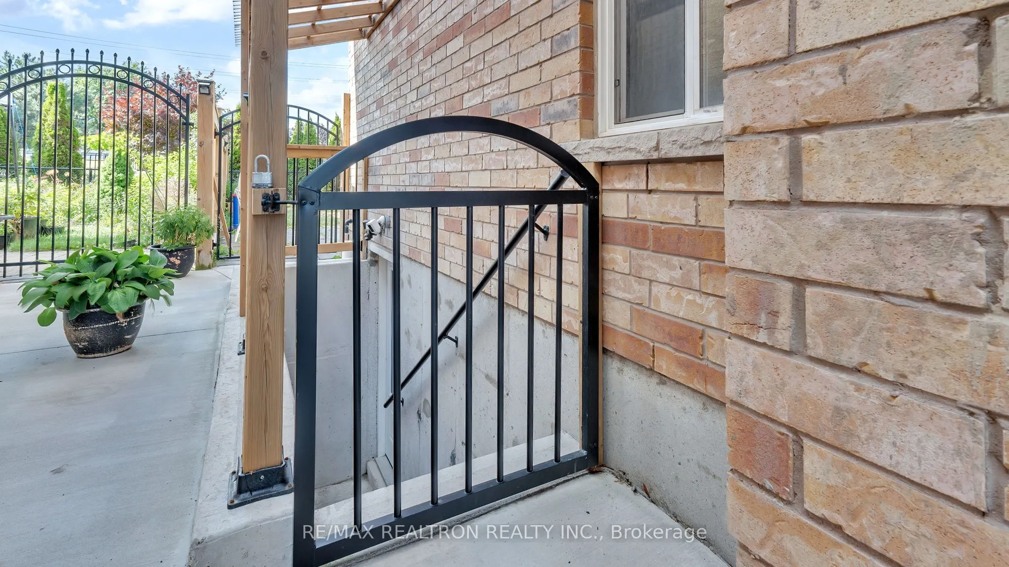 4 Oceanpearl Crescent, #Basement