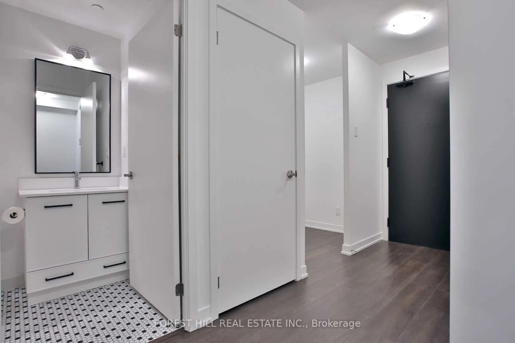 899 Queen Street E, #402