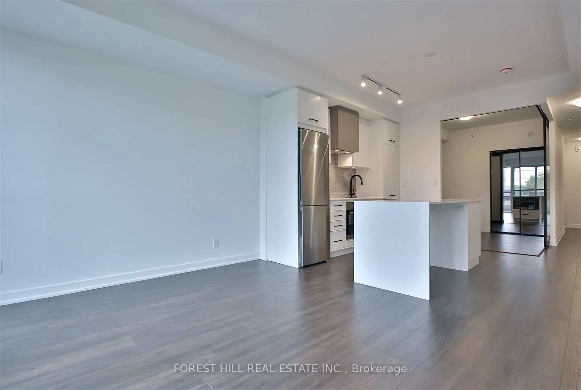 899 Queen Street E, #402