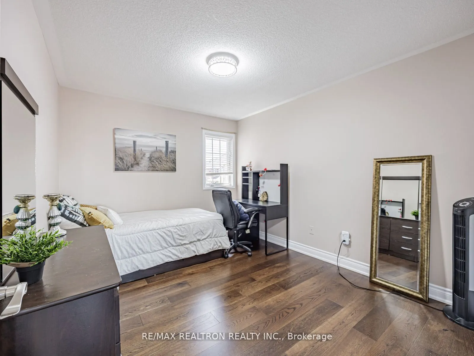 19 Clapperton Drive