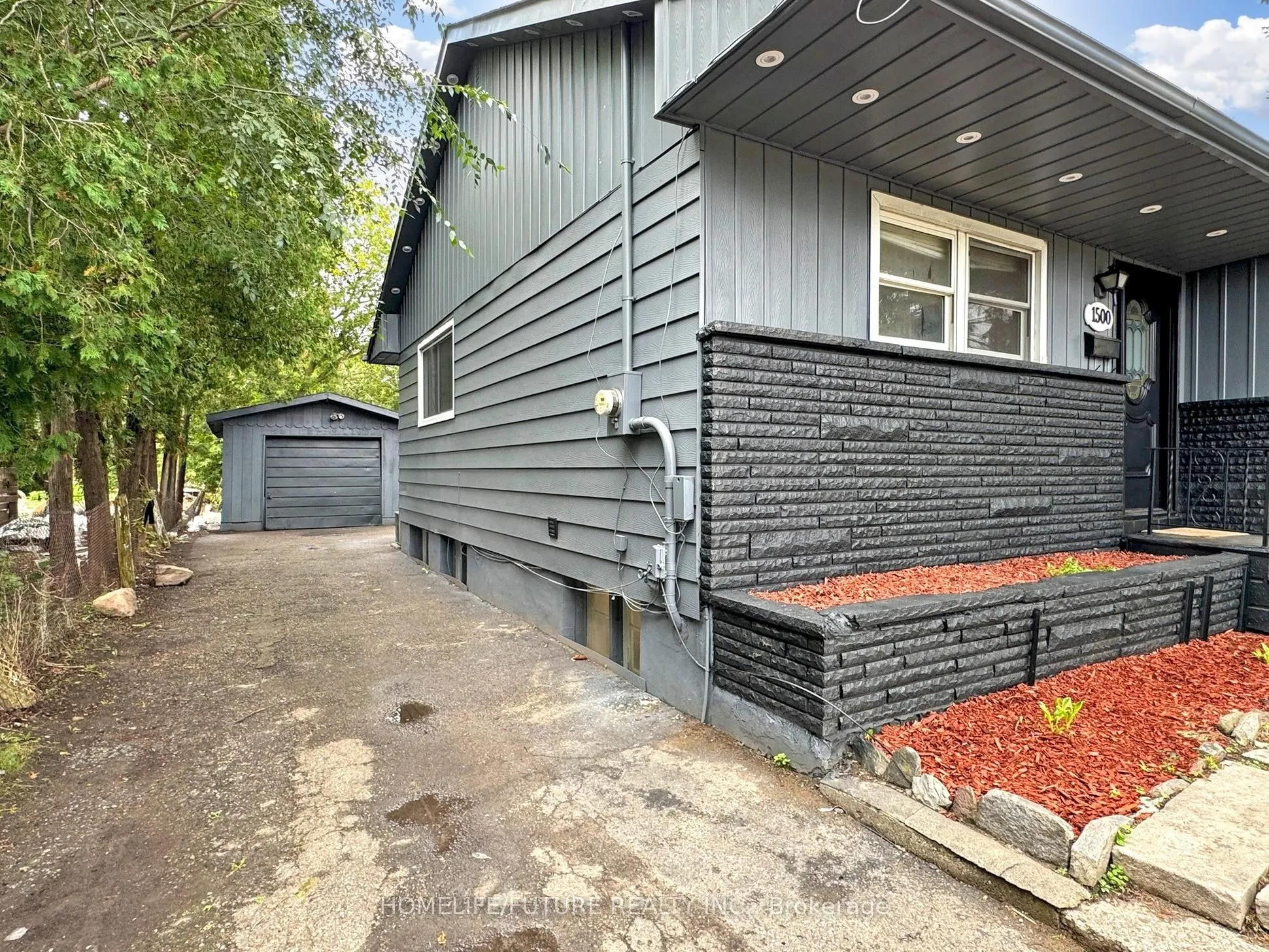 1500 Simcoe Street N
