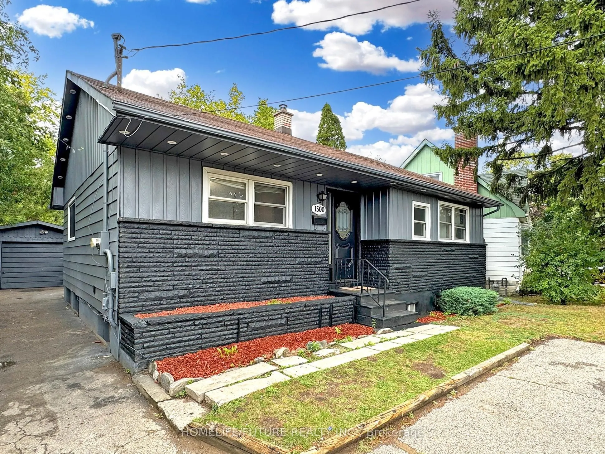 1500 Simcoe Street N