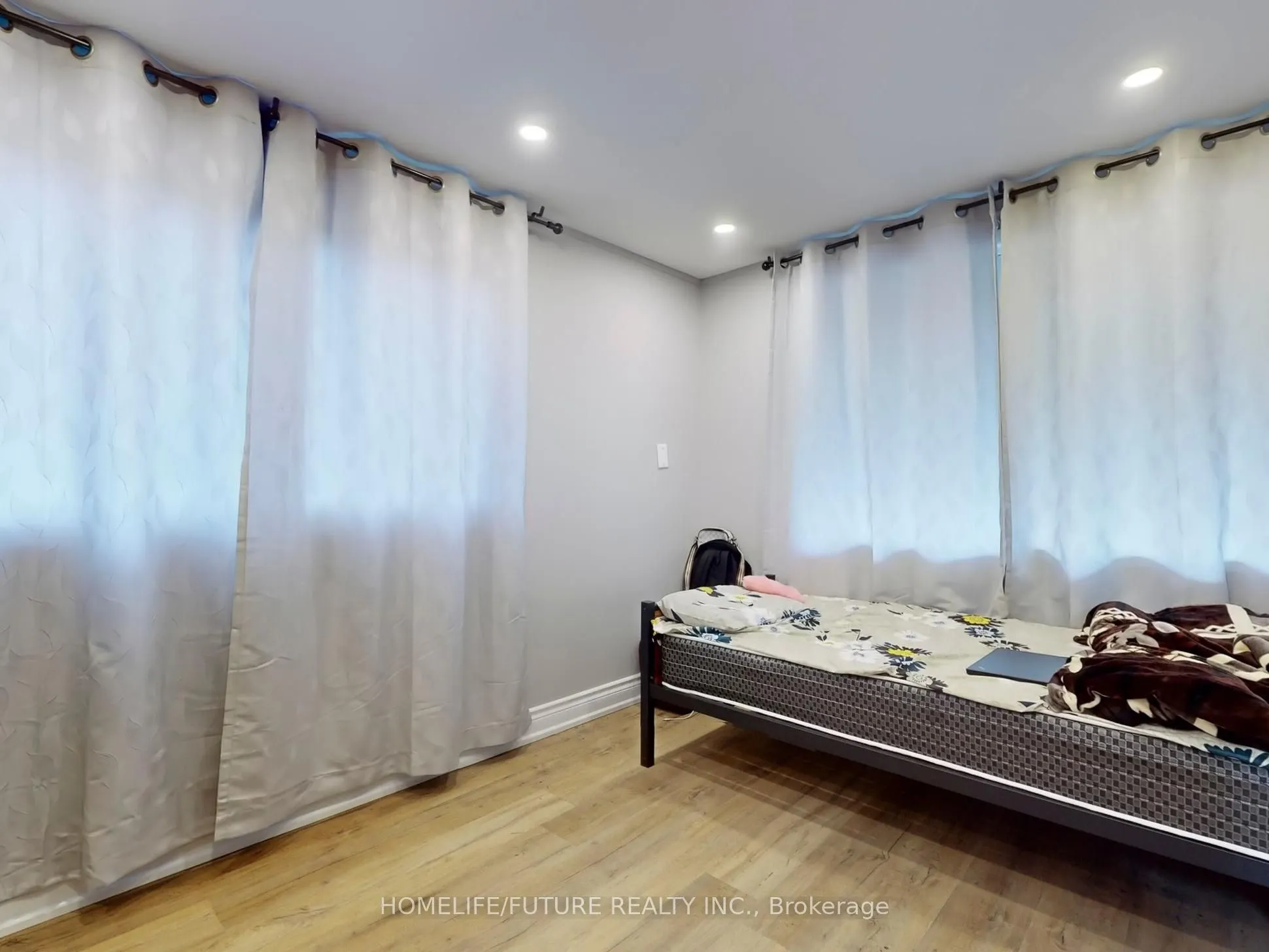 1500 Simcoe Street N