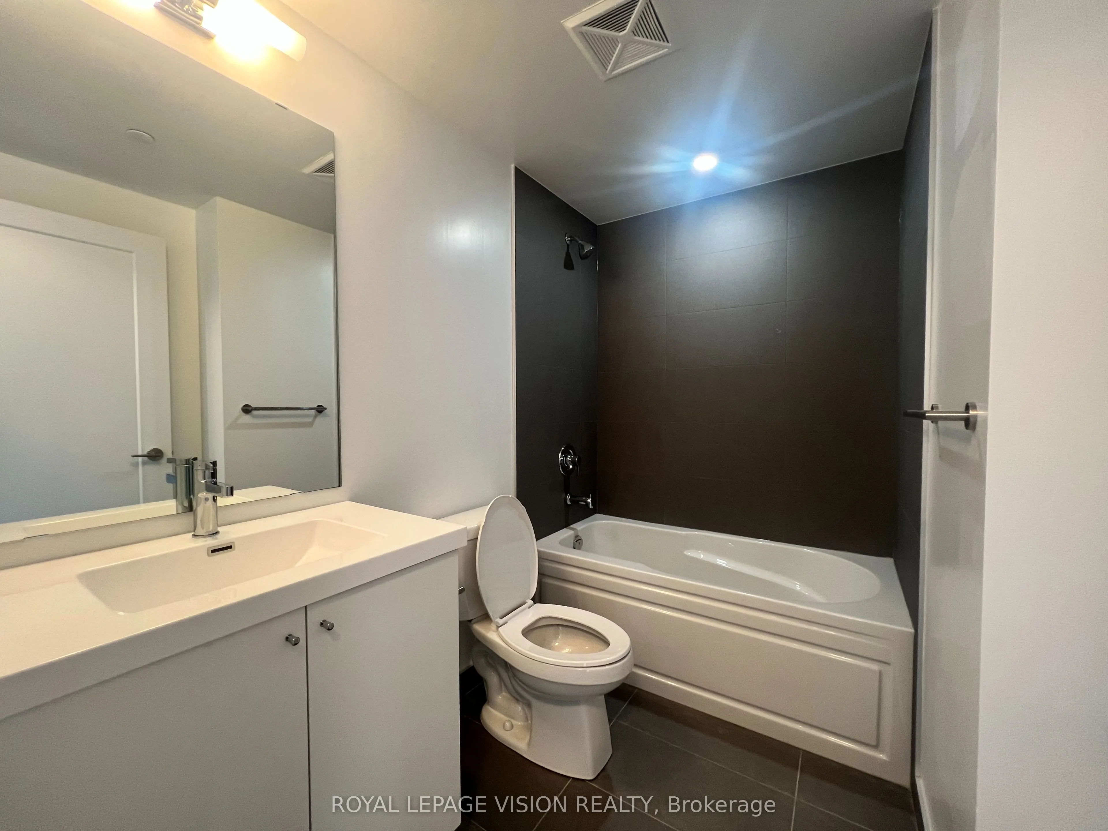 2545 Simcoe Street N, #722