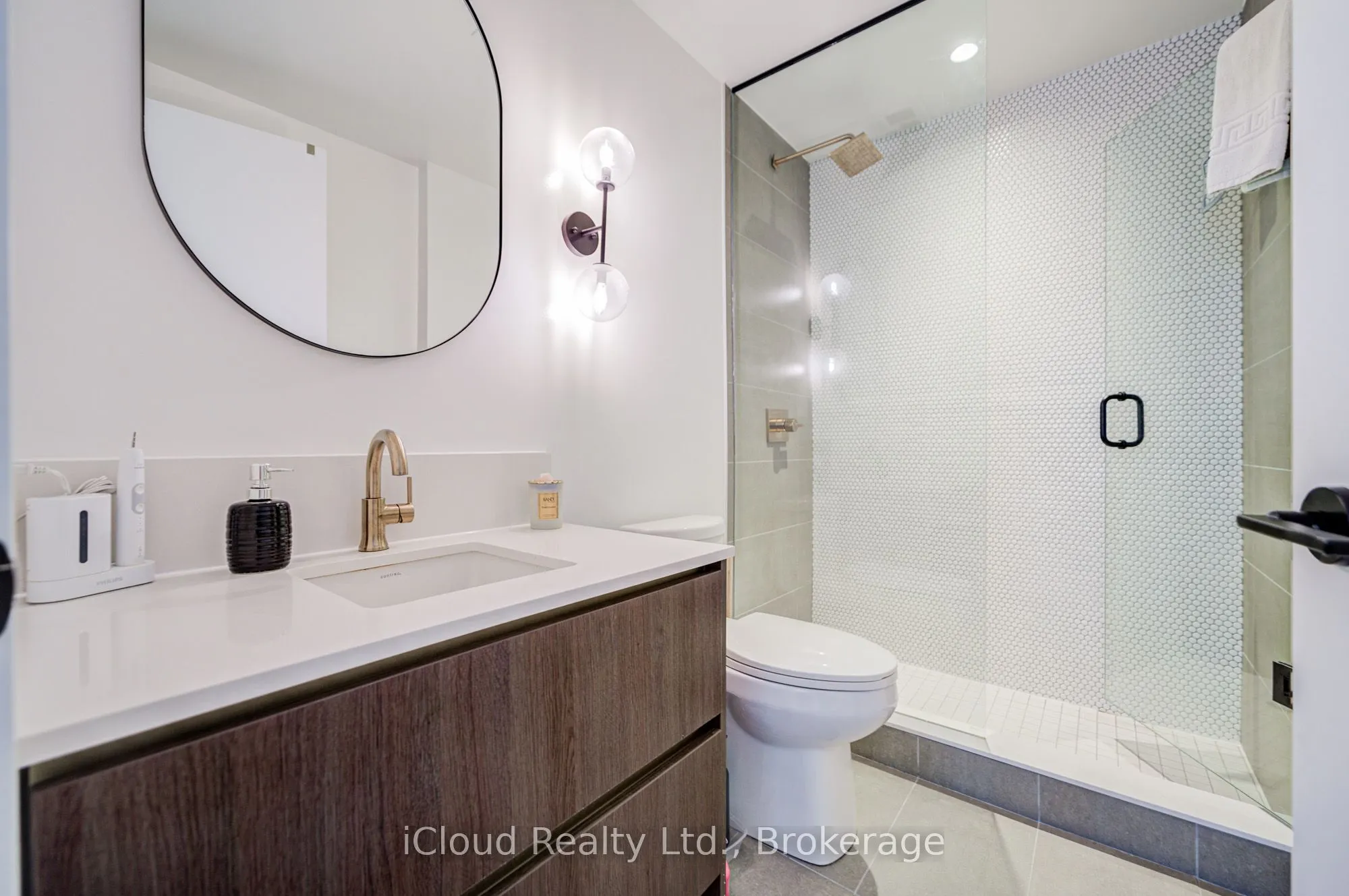 1285 Queen Street E, #211