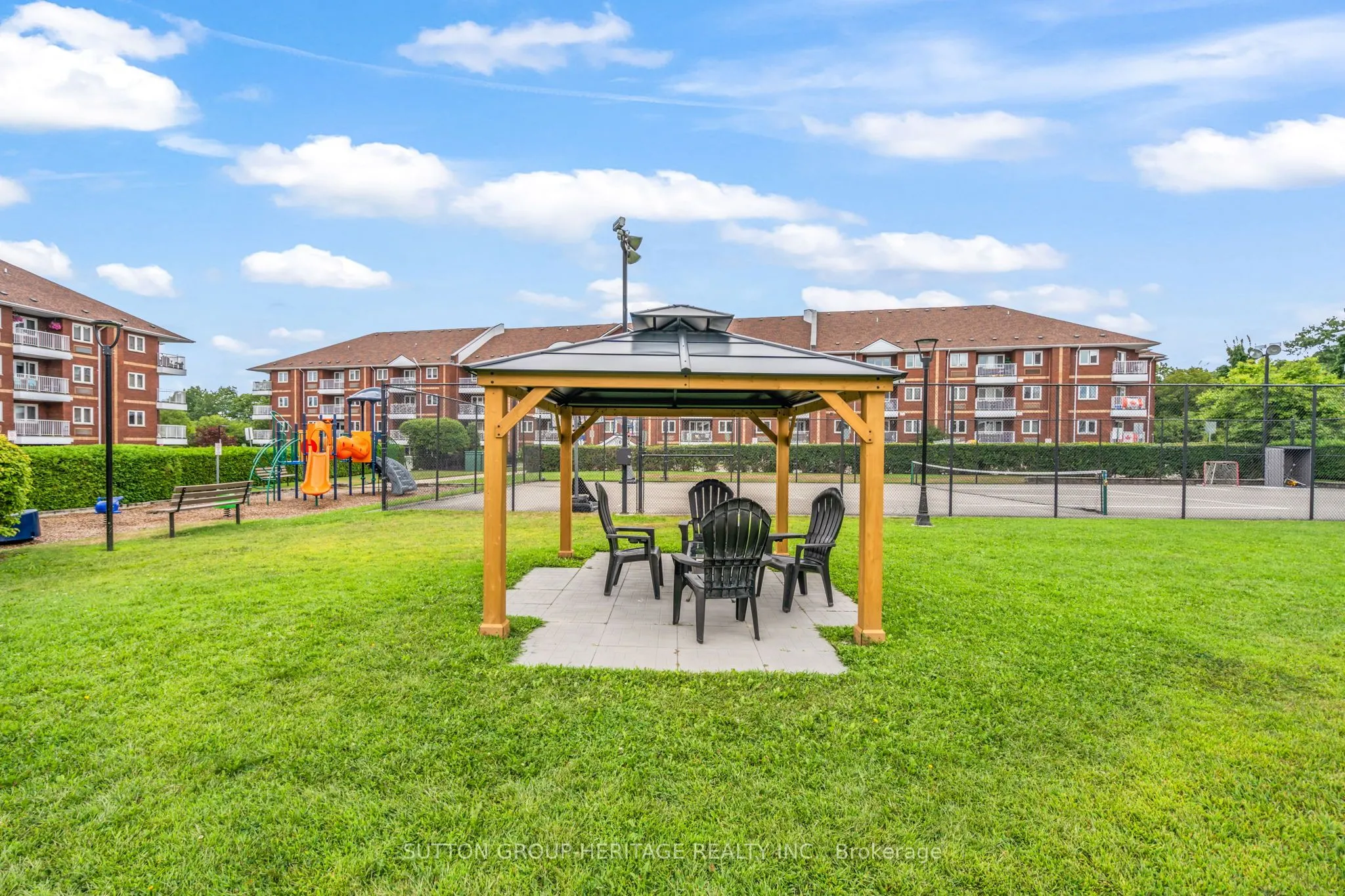 193 LakeDriveway W, #320