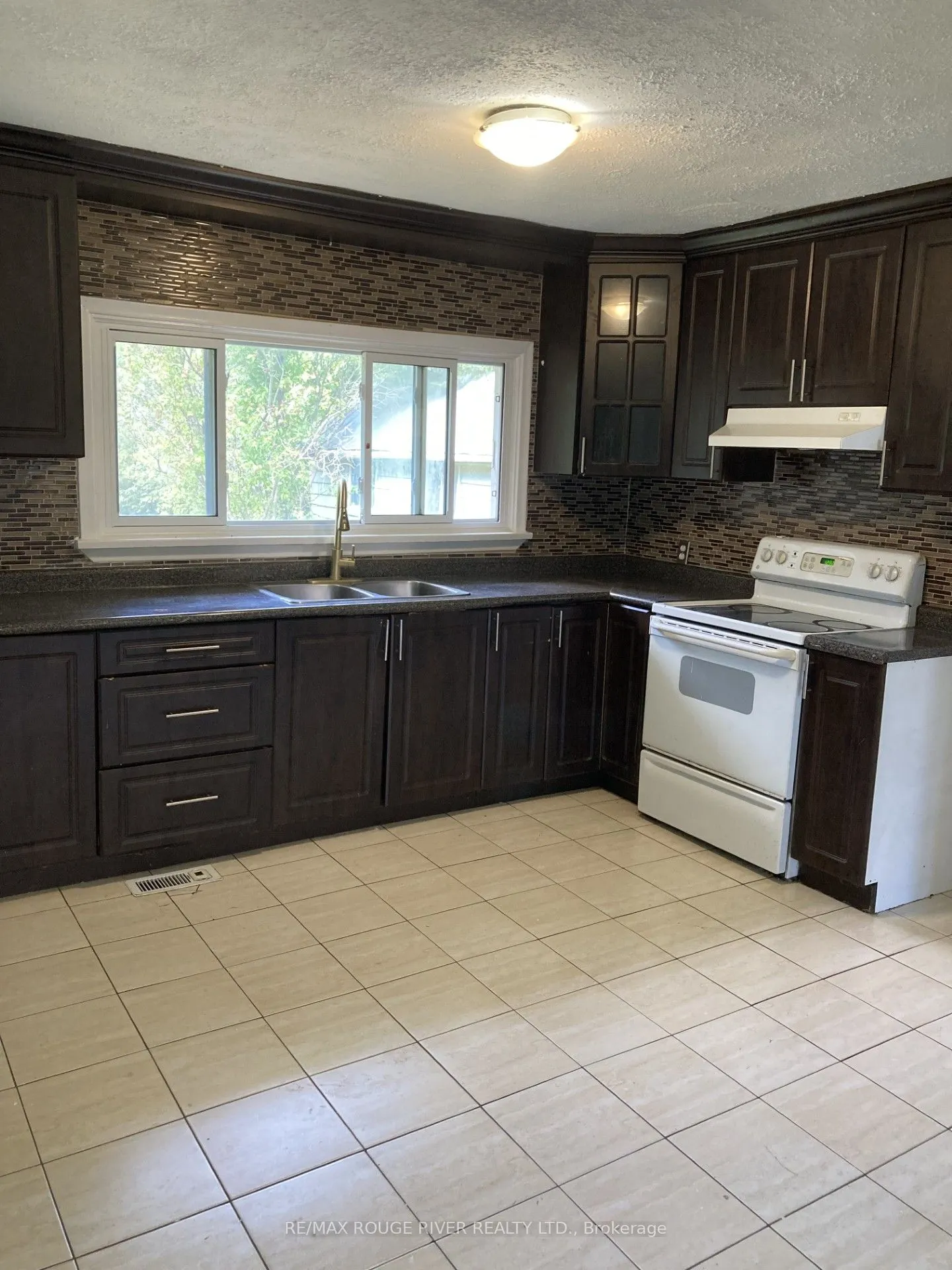 152 Thickson Road N