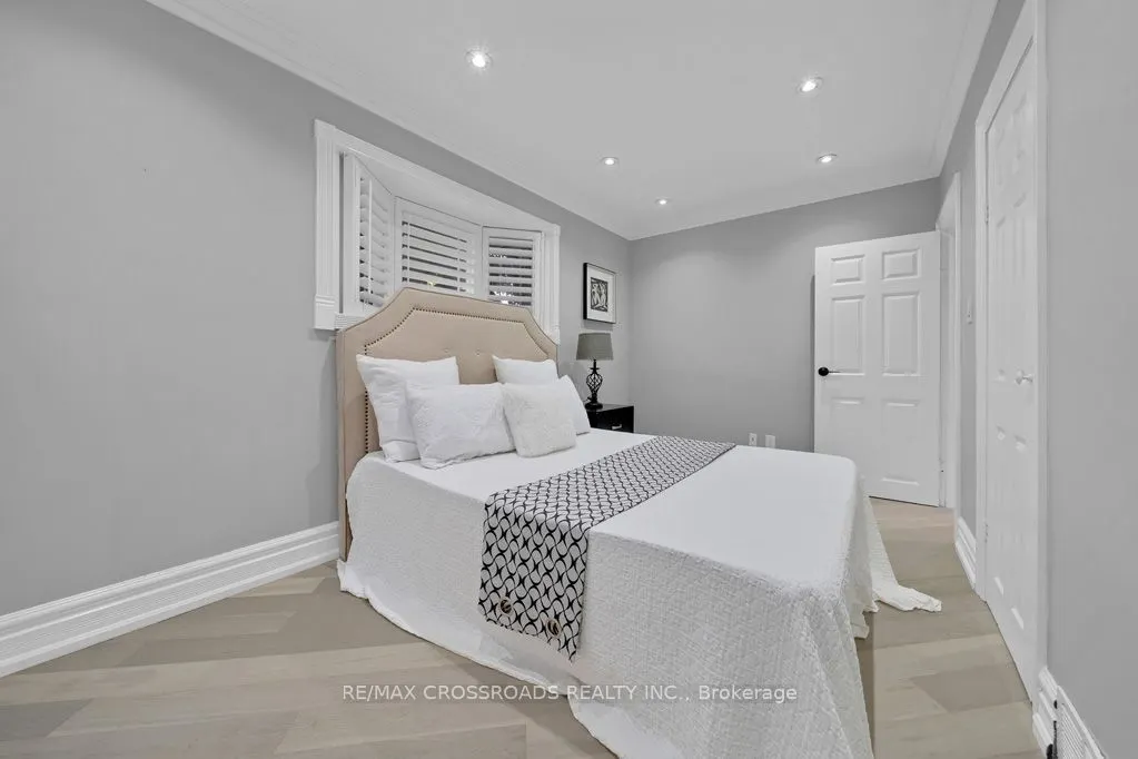 2 Mackinac Crescent