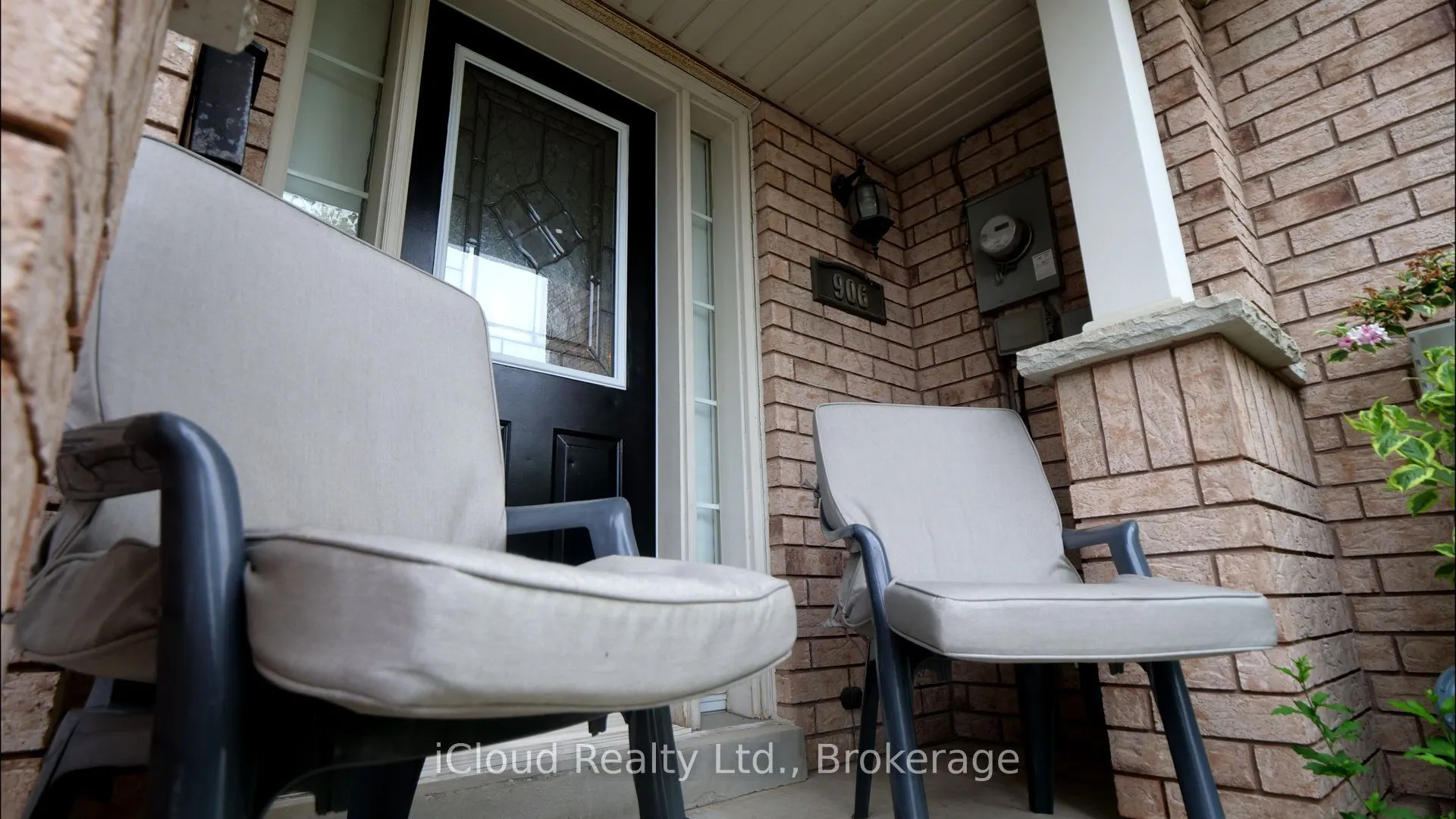 906 Bourne Crescent