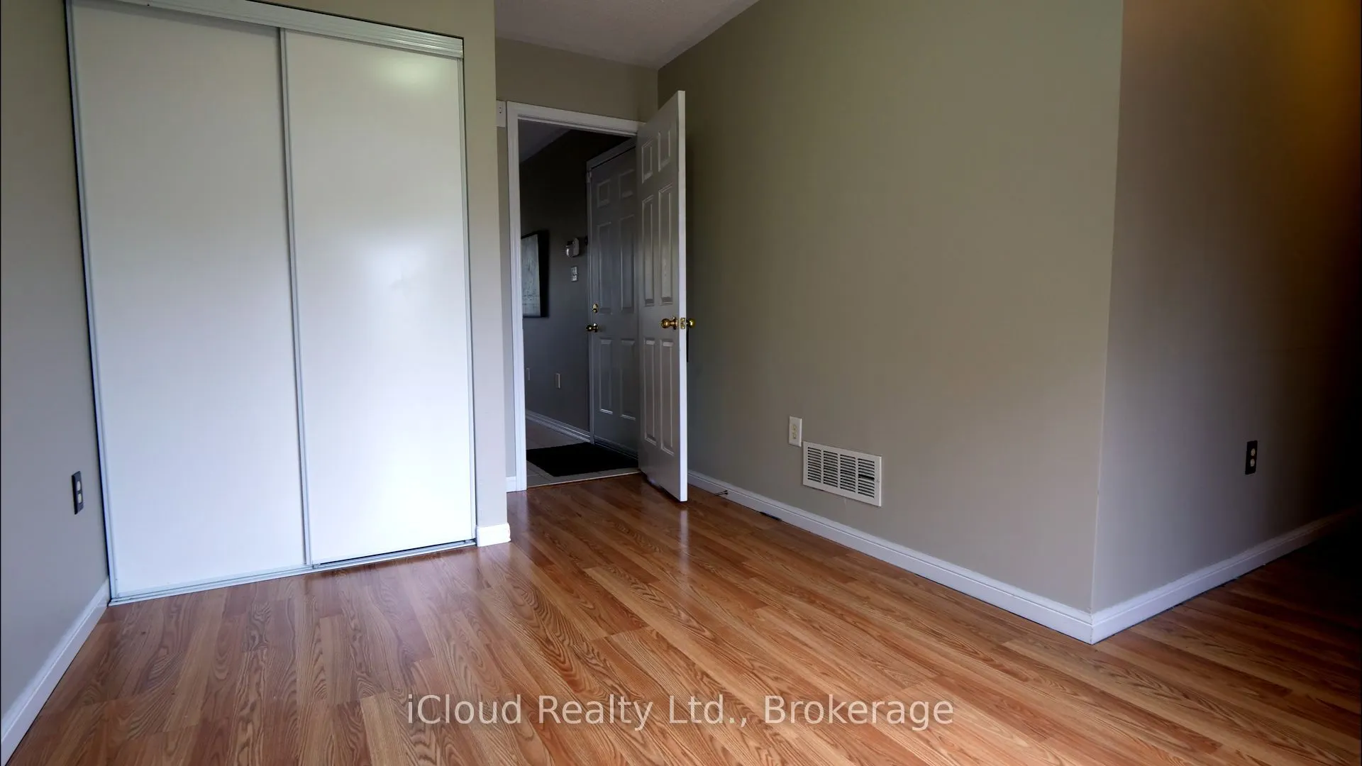 906 Bourne Crescent