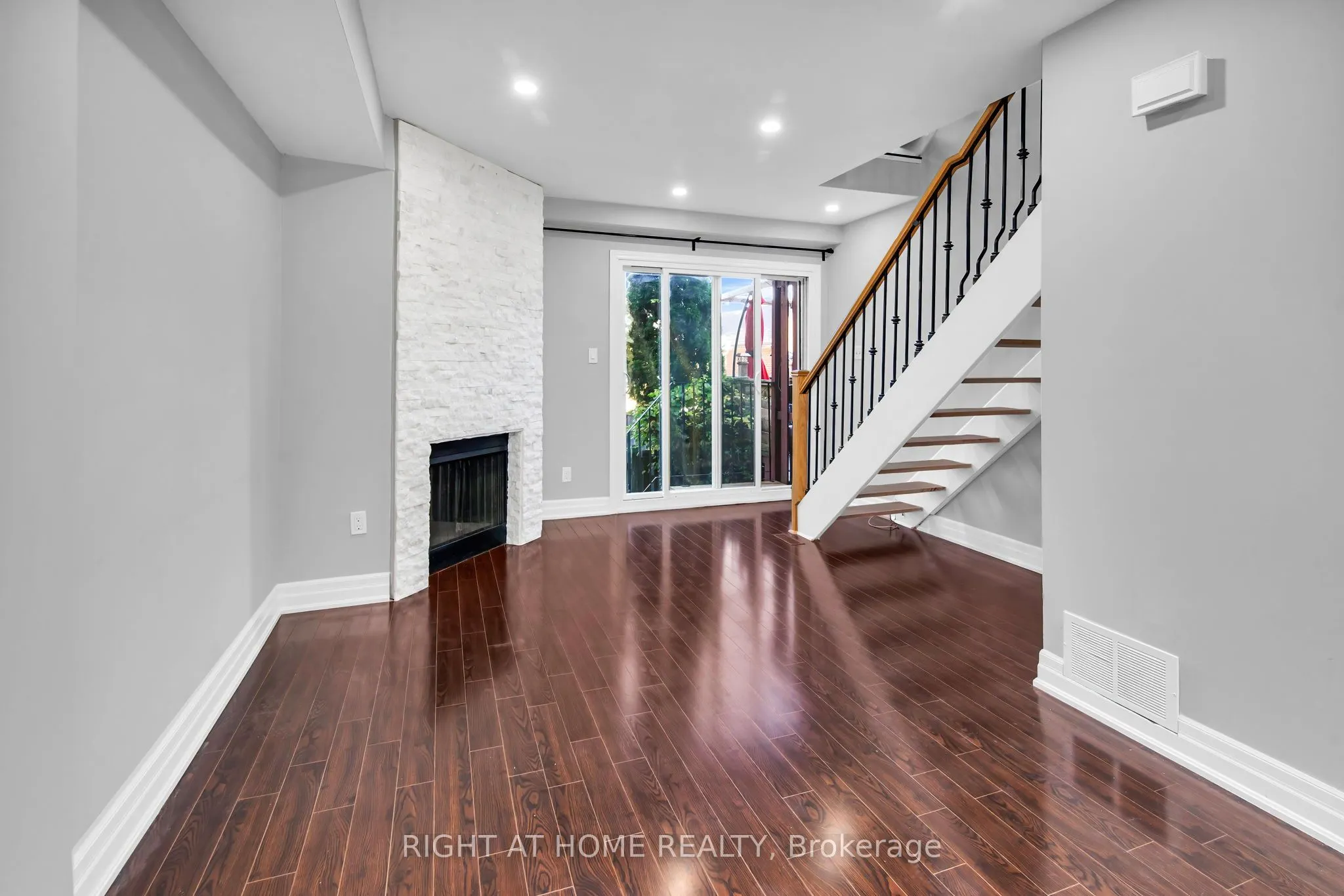 2716 St Clair Avenue E, #13
