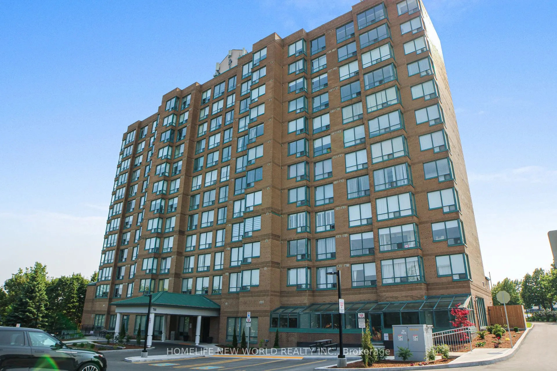 711 Rossland Road E, #706