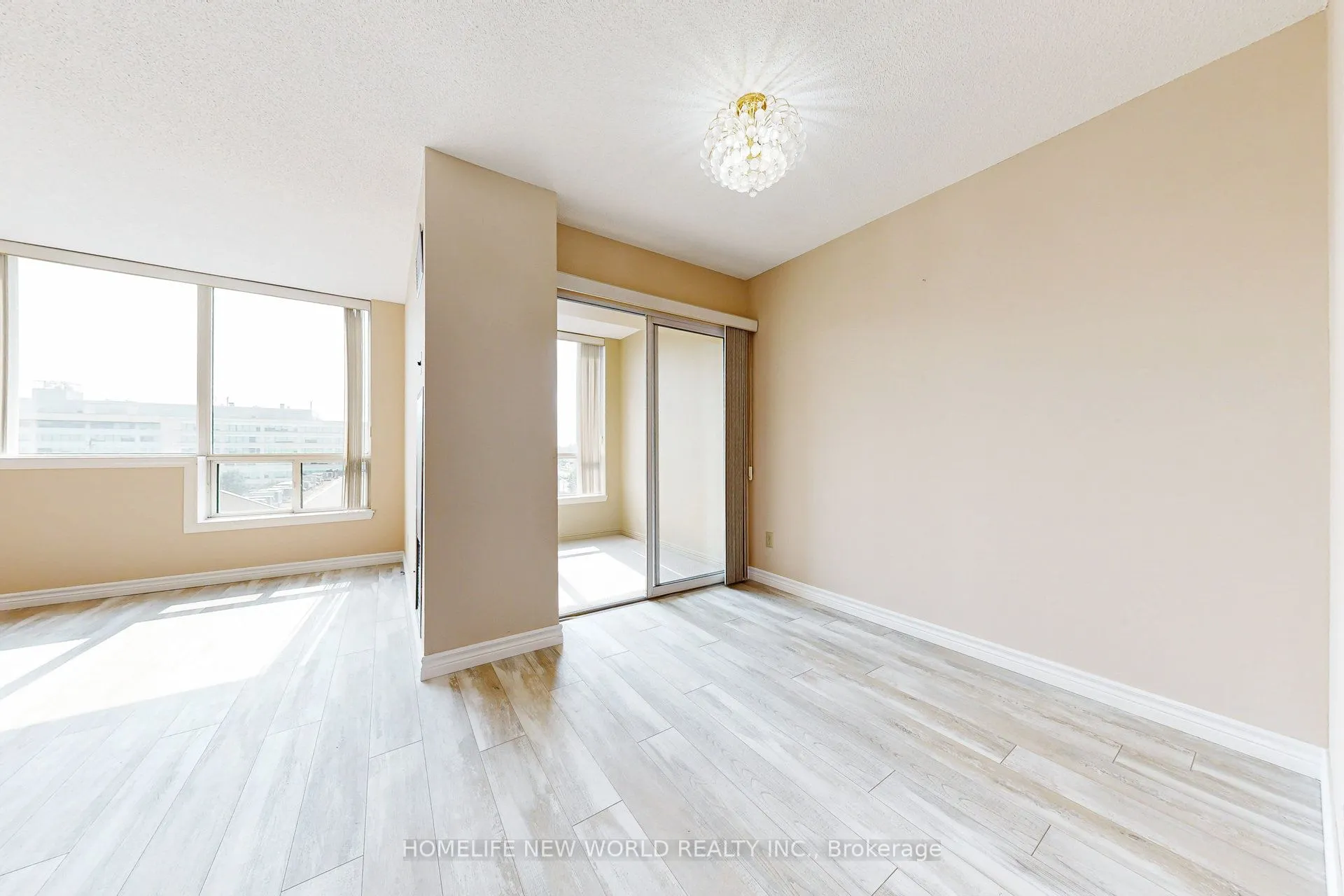 711 Rossland Road E, #706