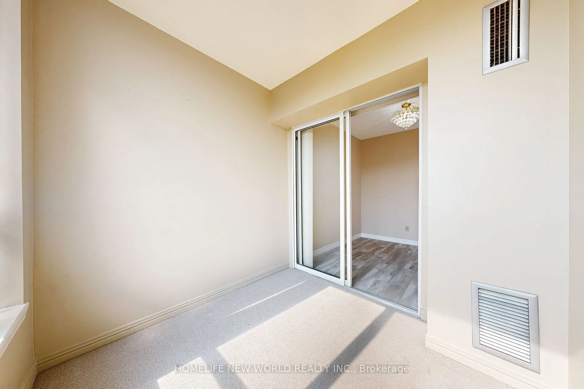 711 Rossland Road E, #706