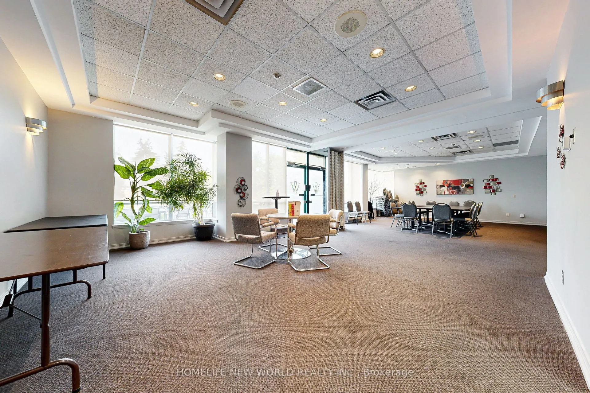 711 Rossland Road E, #706