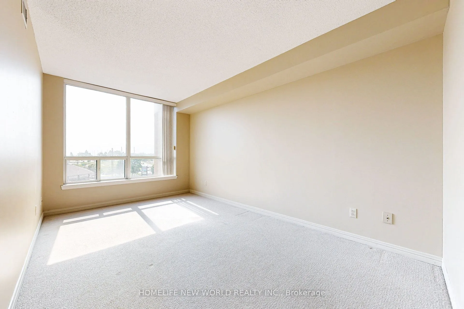 711 Rossland Road E, #706