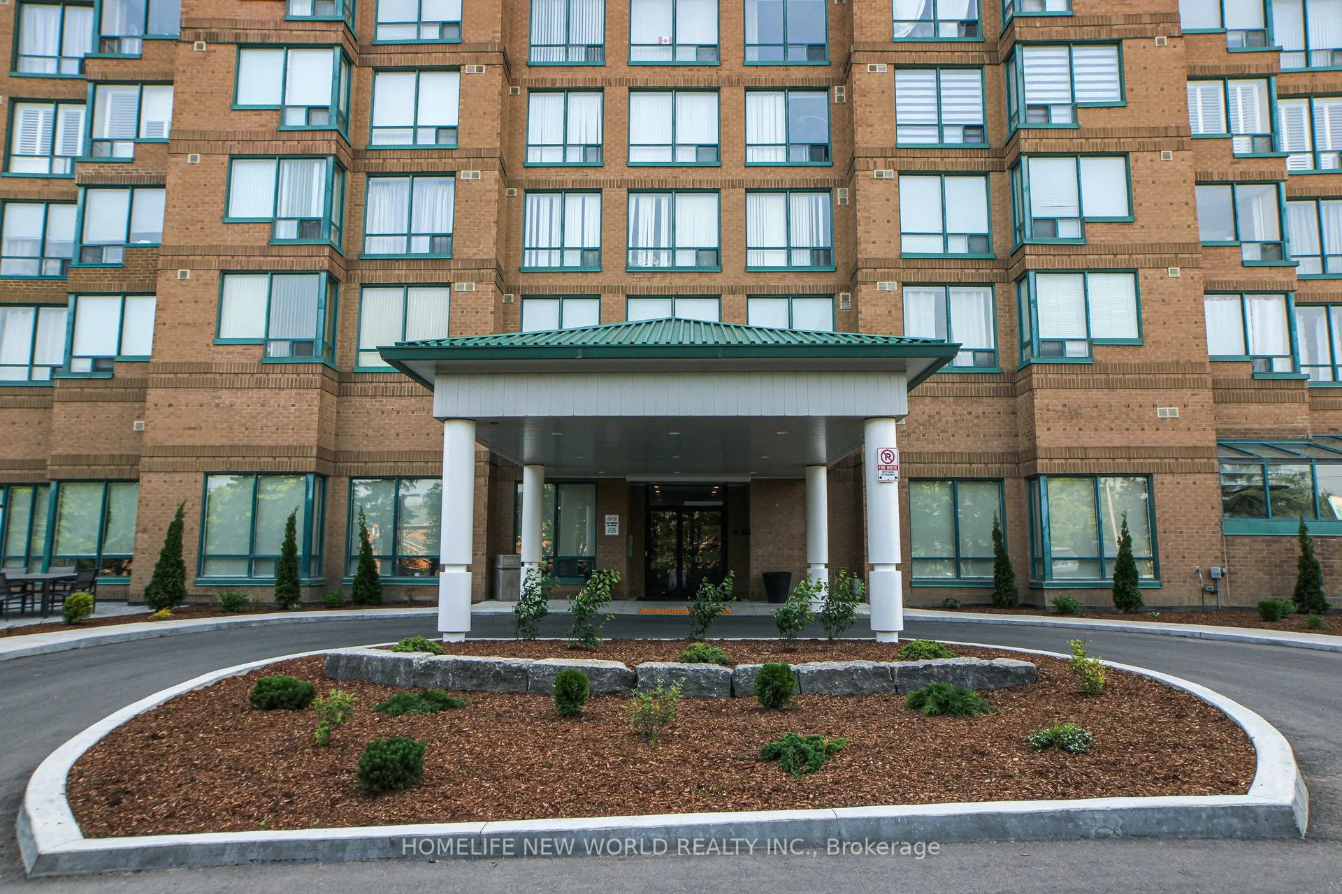711 Rossland Road E, #706