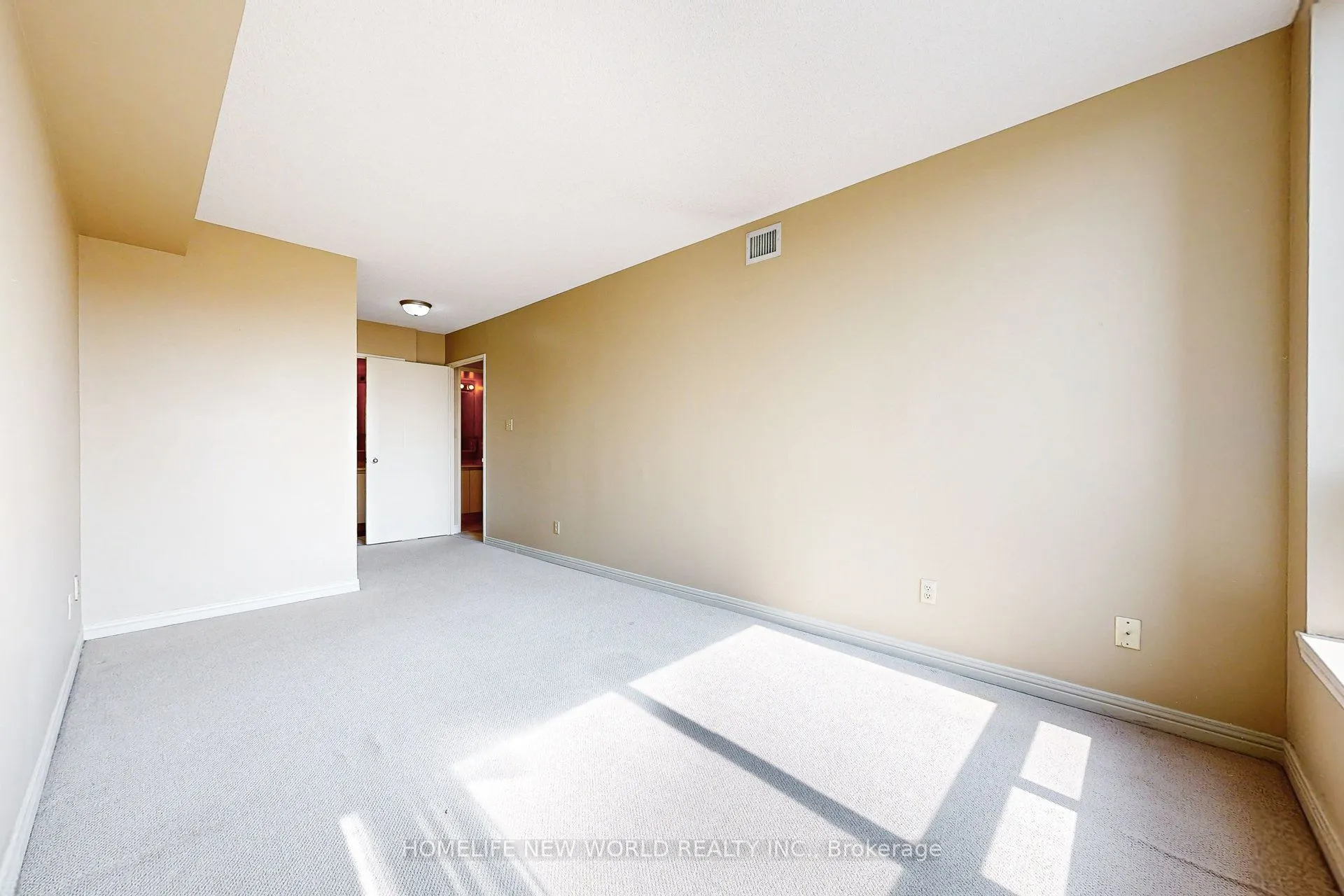 711 Rossland Road E, #706