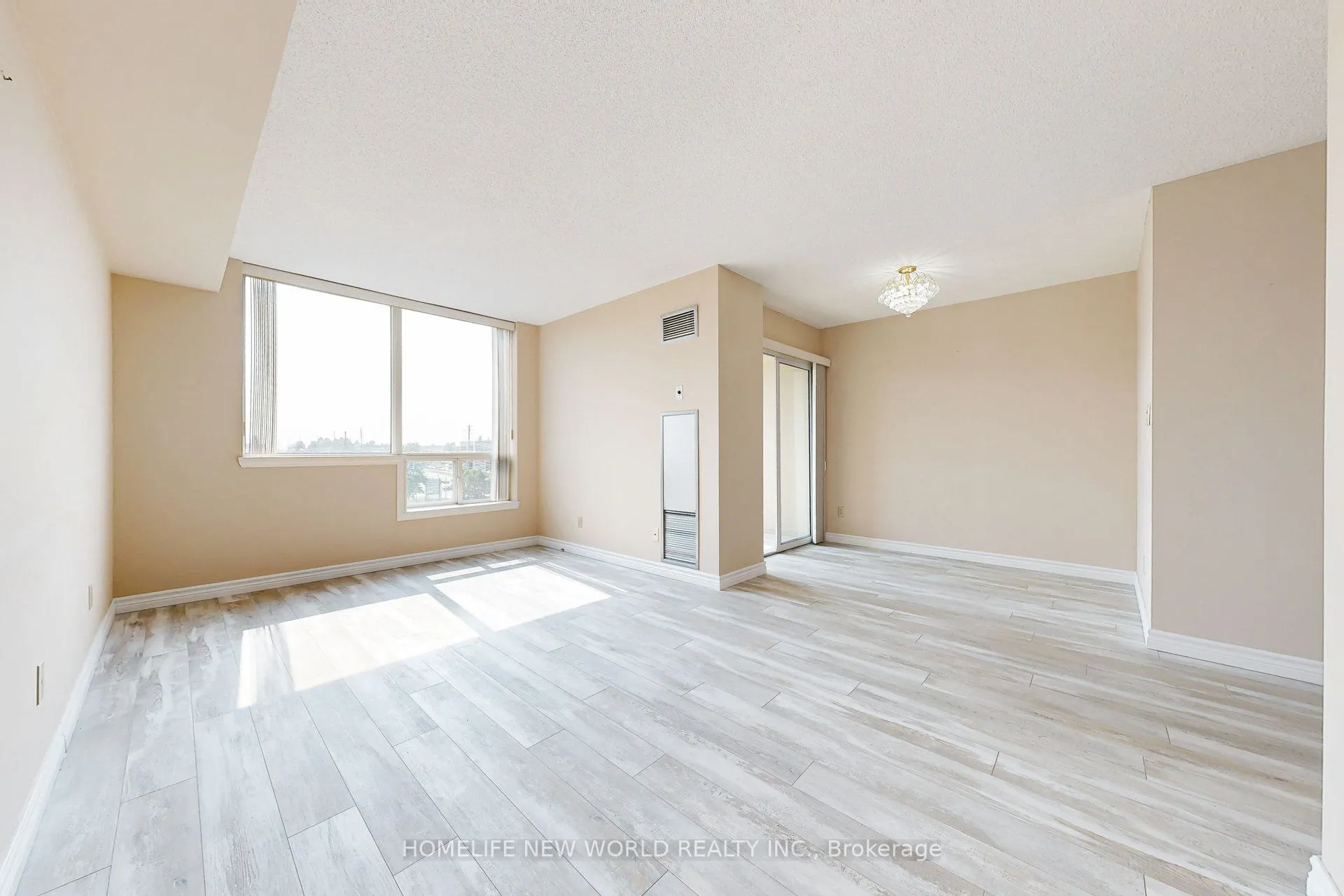 711 Rossland Road E, #706