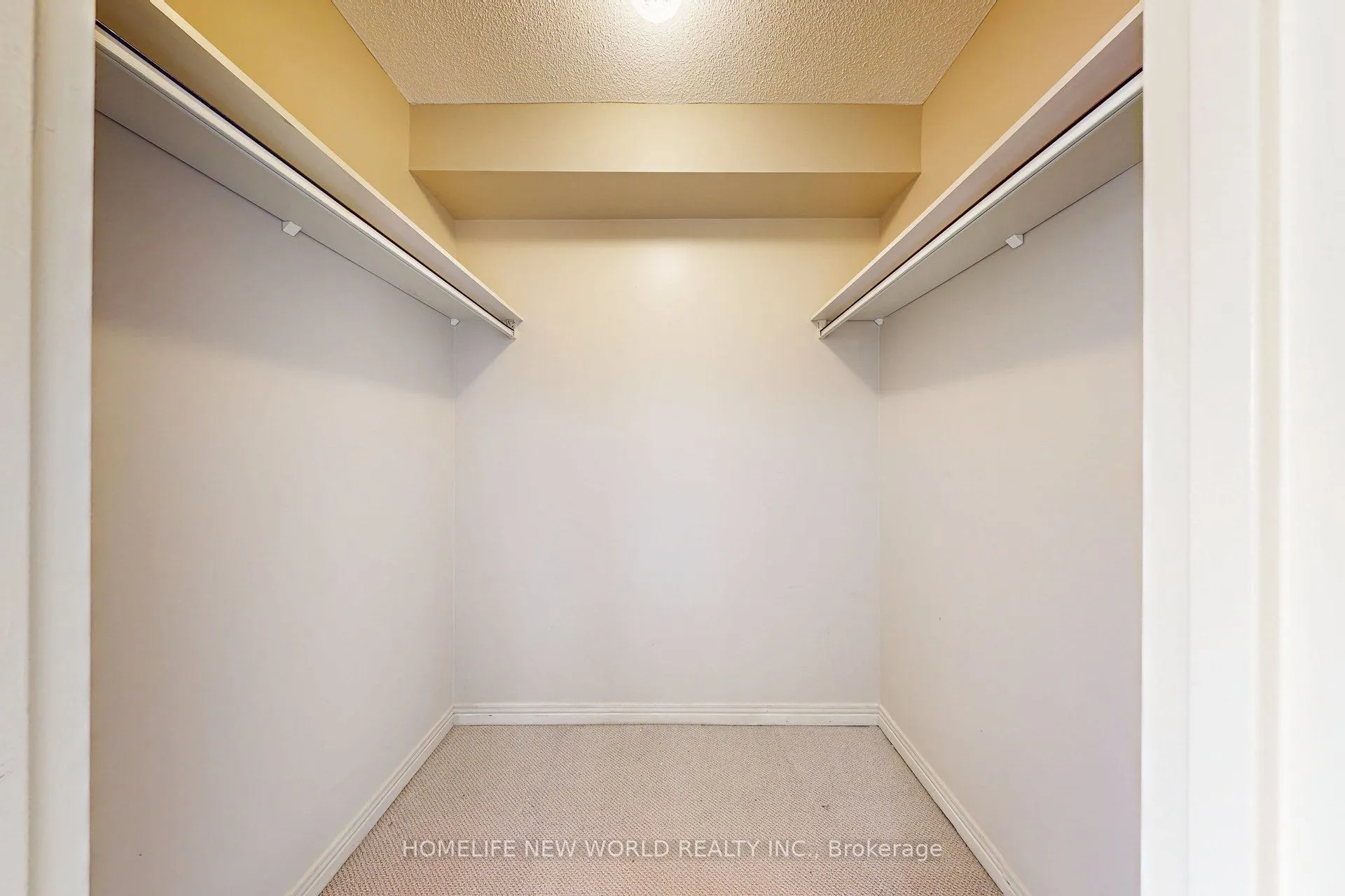 711 Rossland Road E, #706