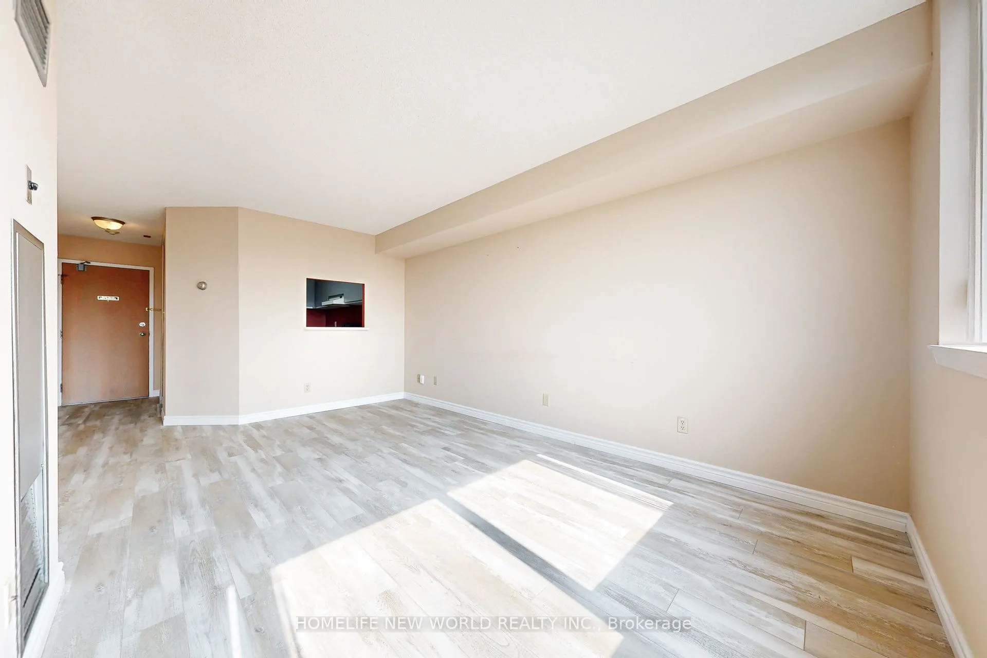 711 Rossland Road E, #706