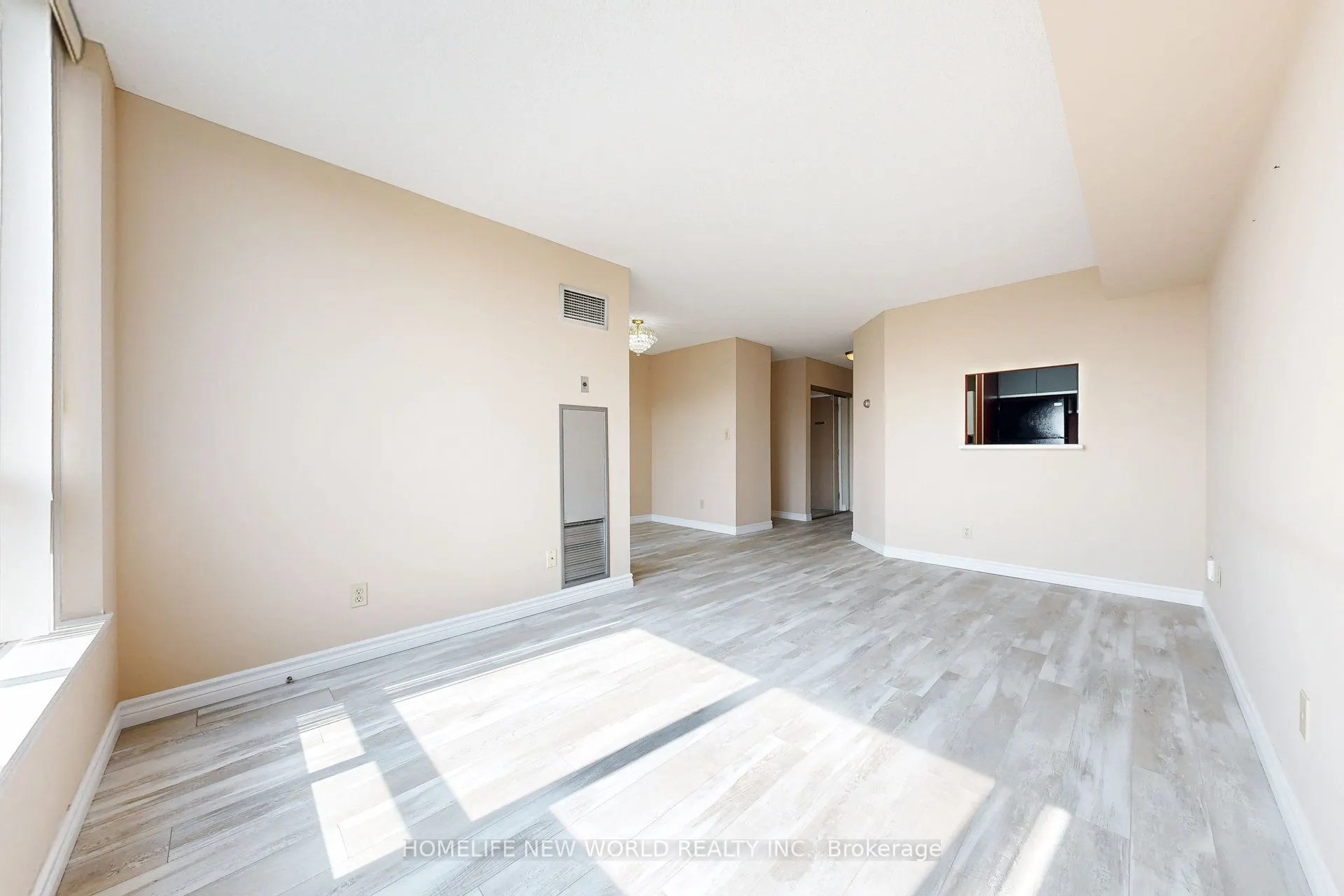 711 Rossland Road E, #706