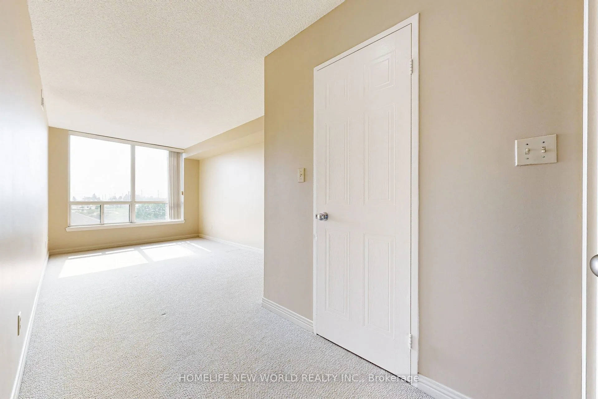 711 Rossland Road E, #706
