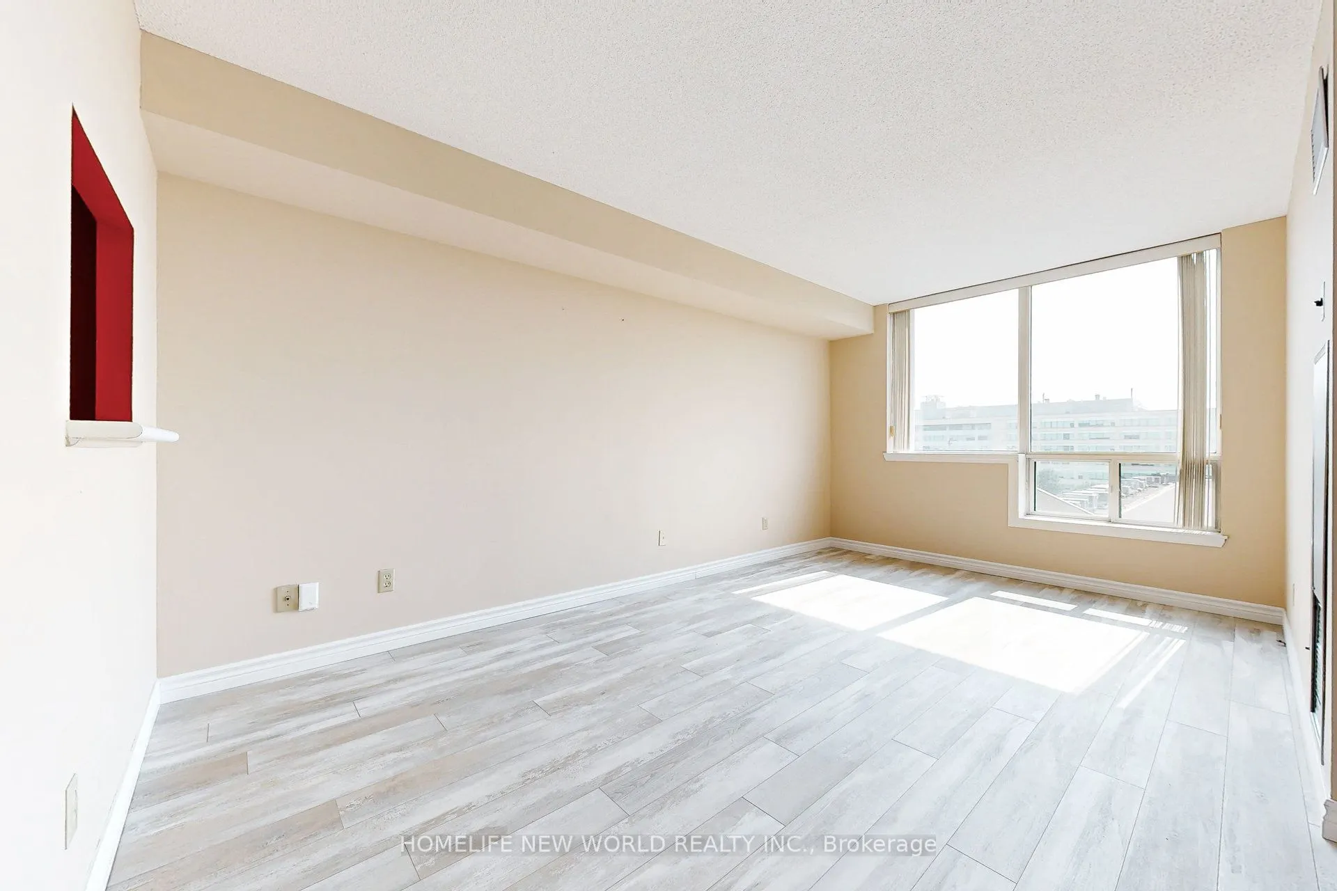 711 Rossland Road E, #706