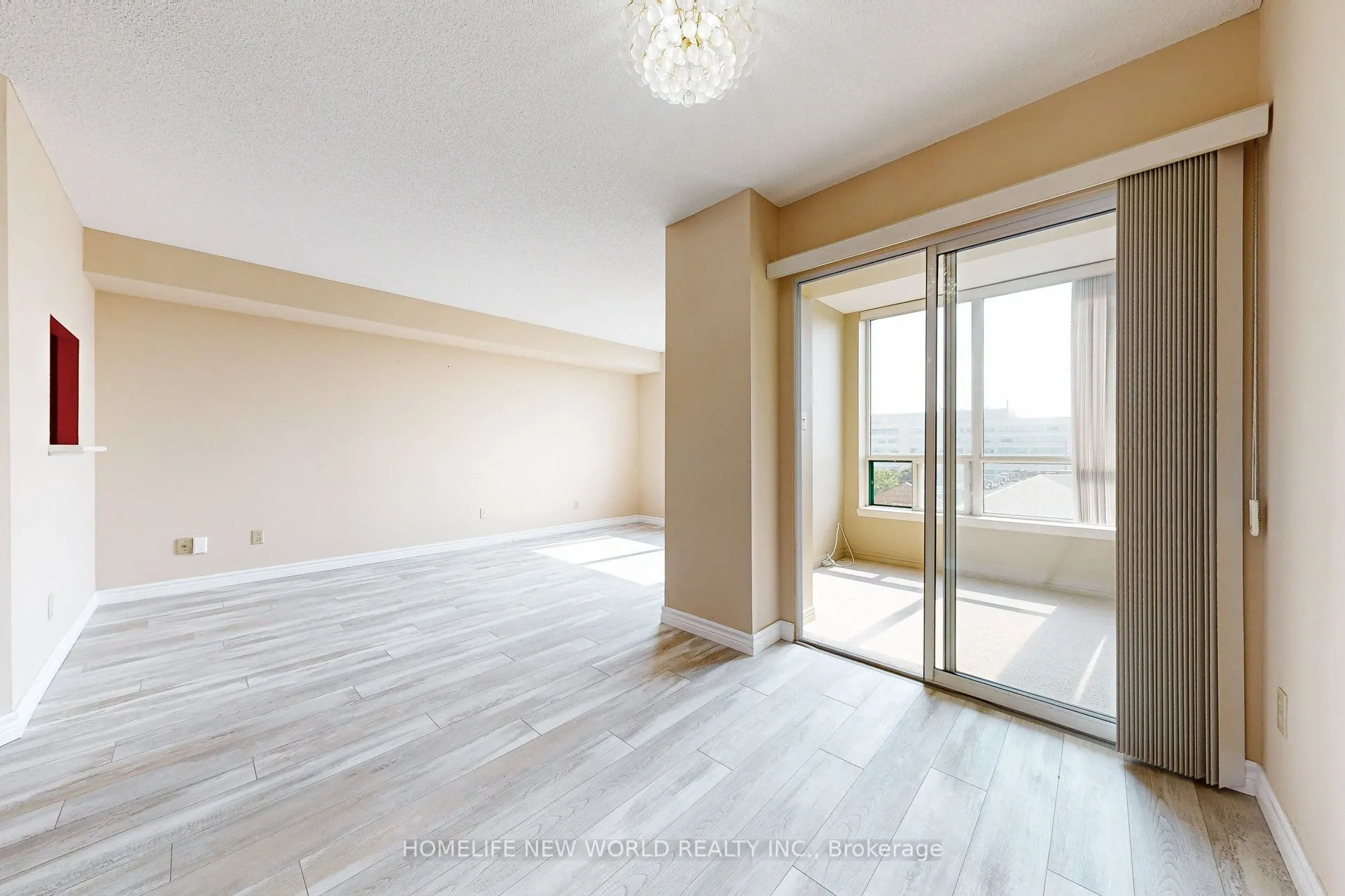 711 Rossland Road E, #706