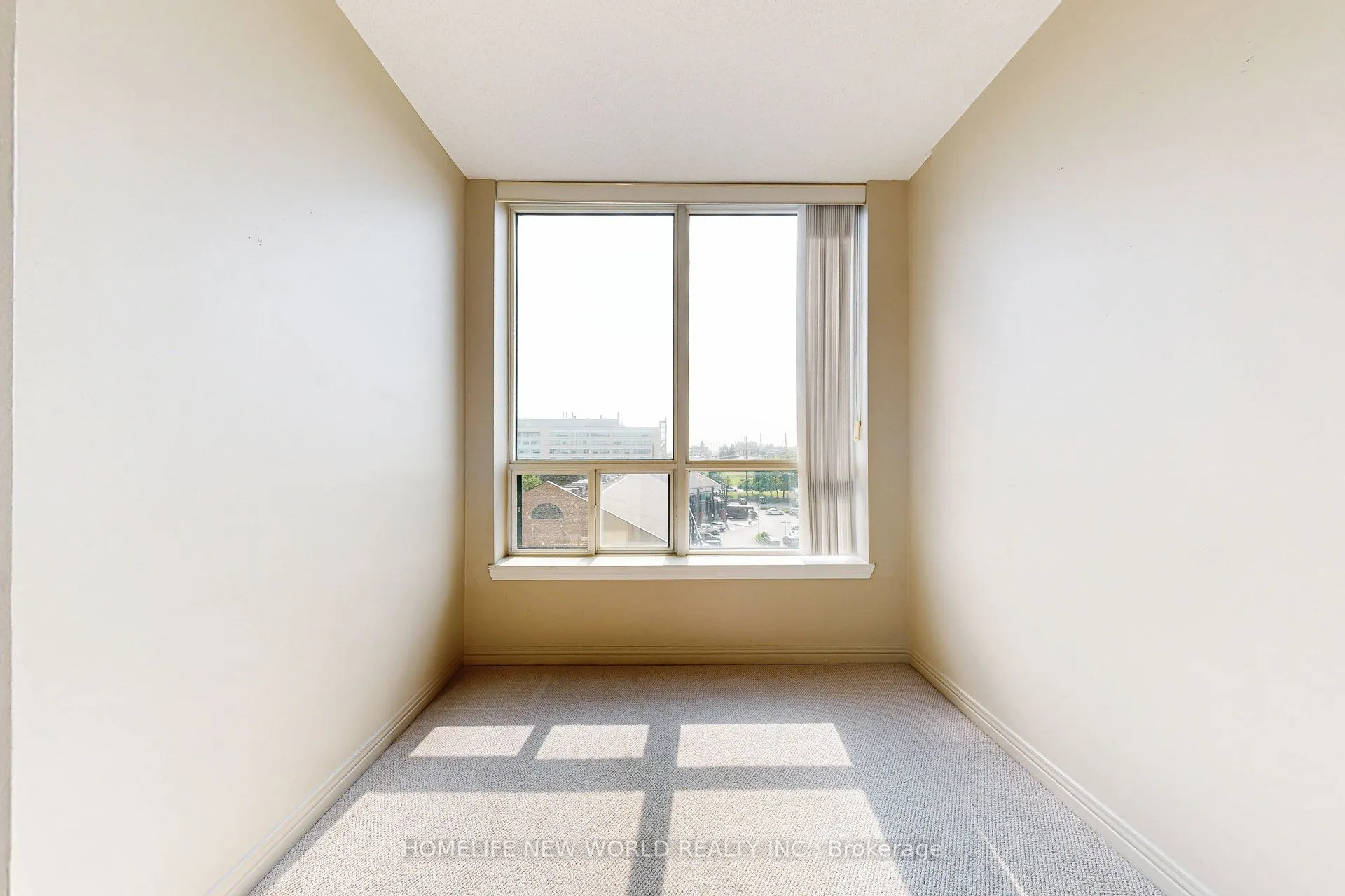 711 Rossland Road E, #706