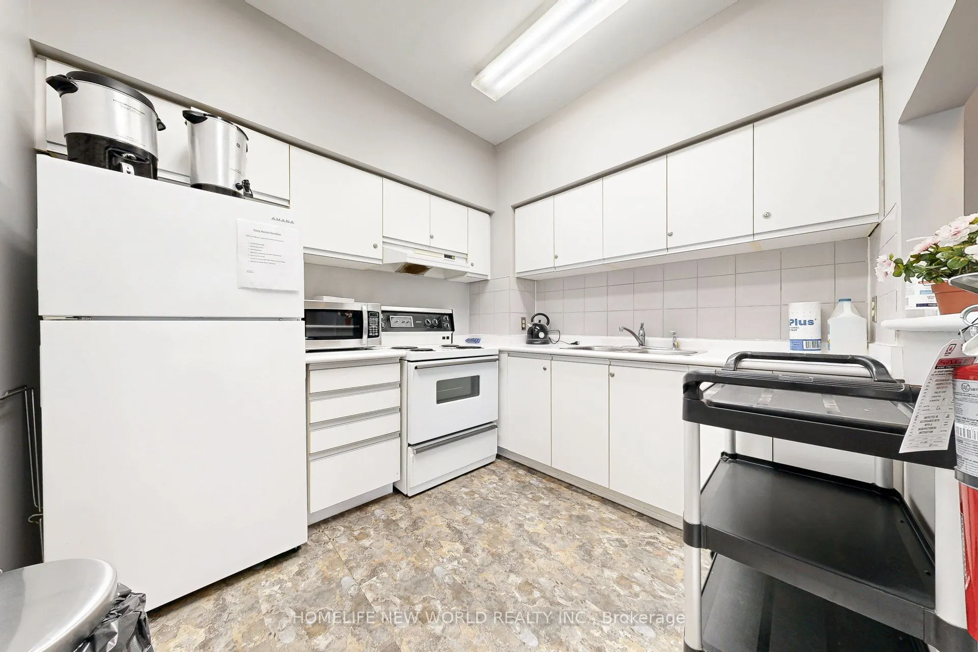 711 Rossland Road E, #706