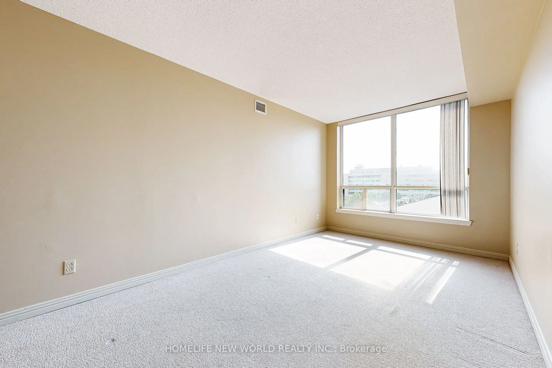711 Rossland Road E, #706