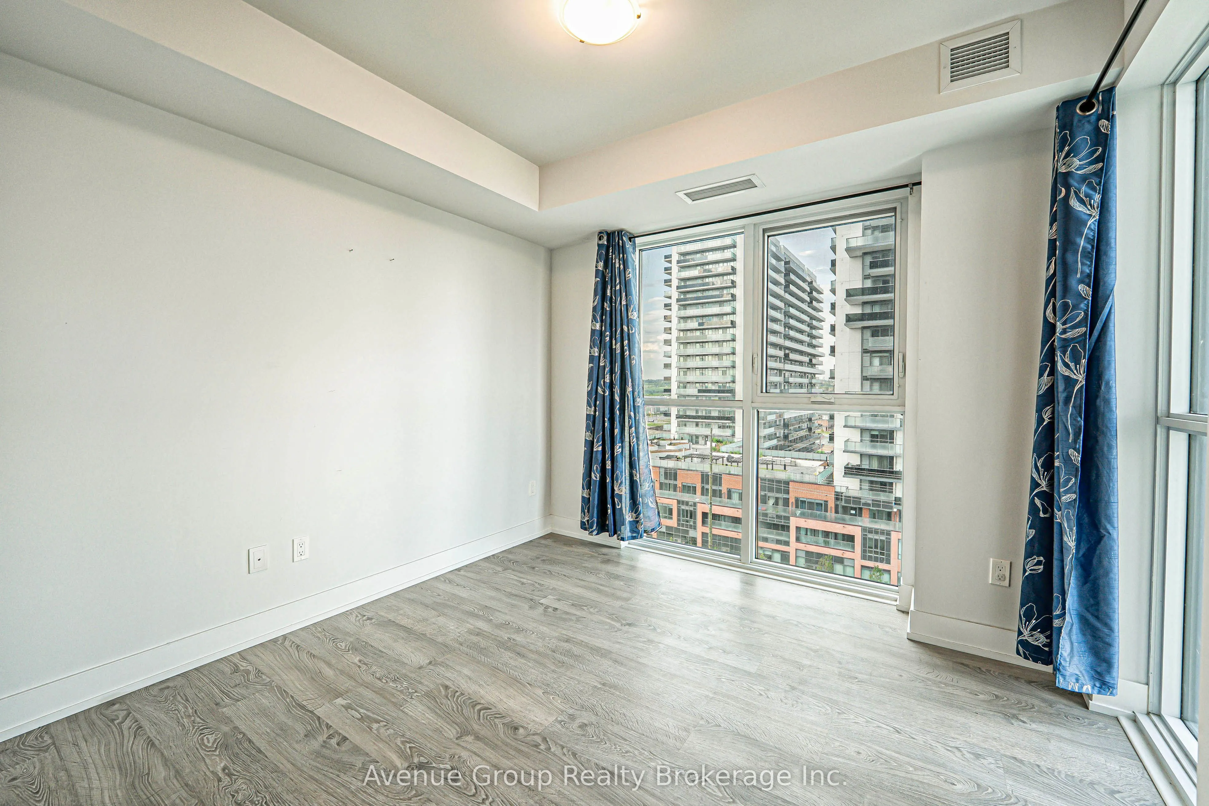 2550 SIMCOE Street, #816