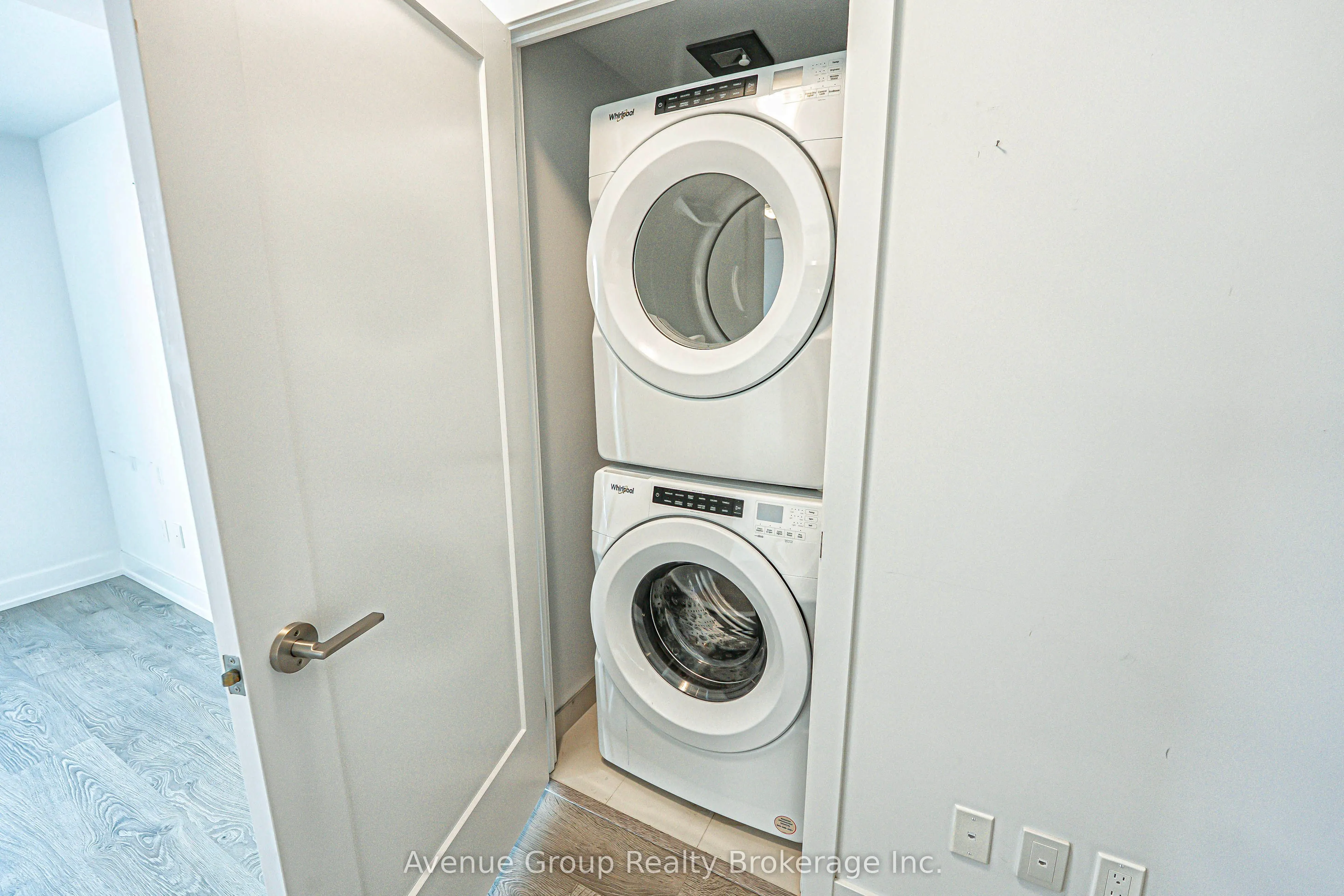 2550 SIMCOE Street, #816