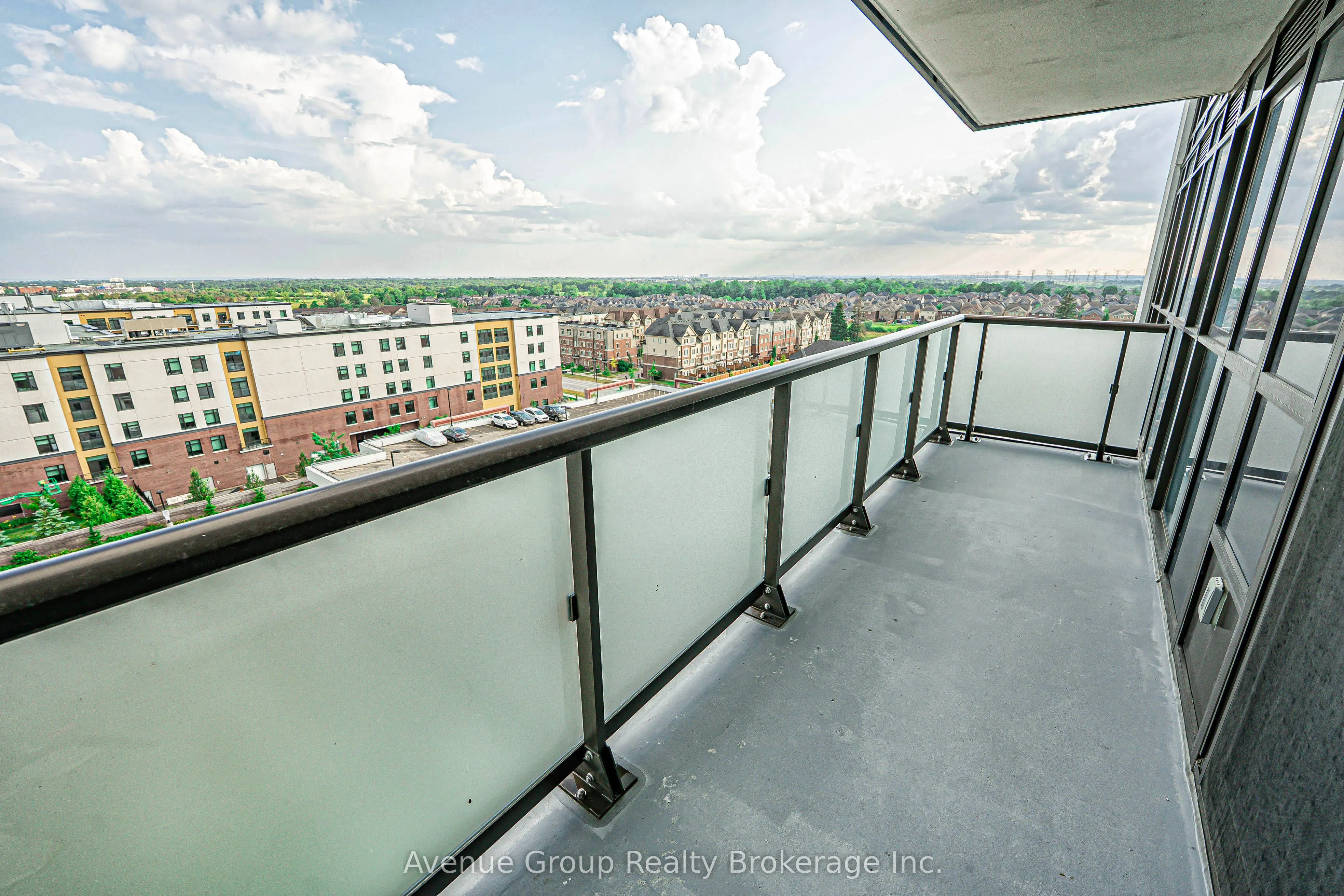 2550 SIMCOE Street, #816