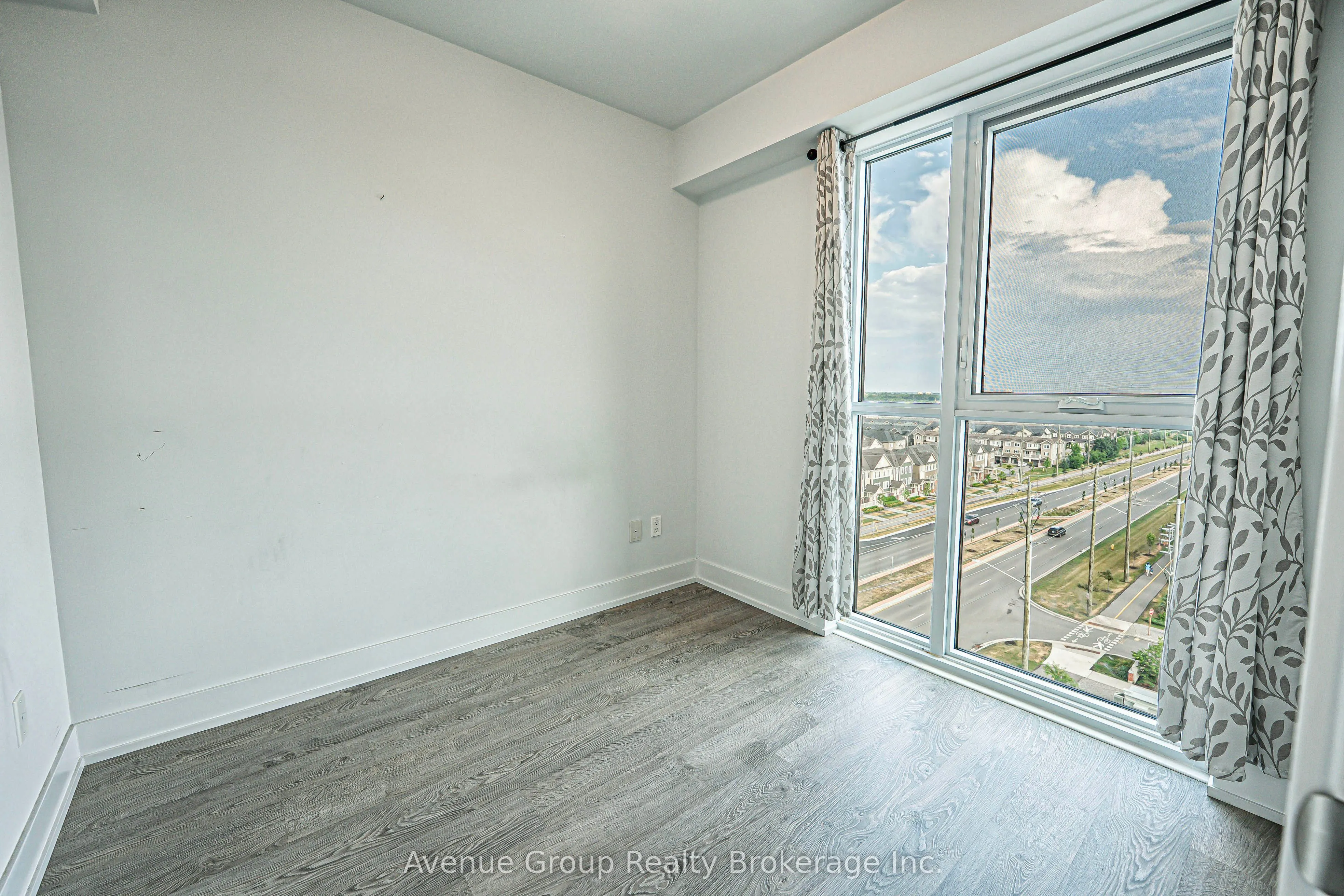 2550 SIMCOE Street, #816