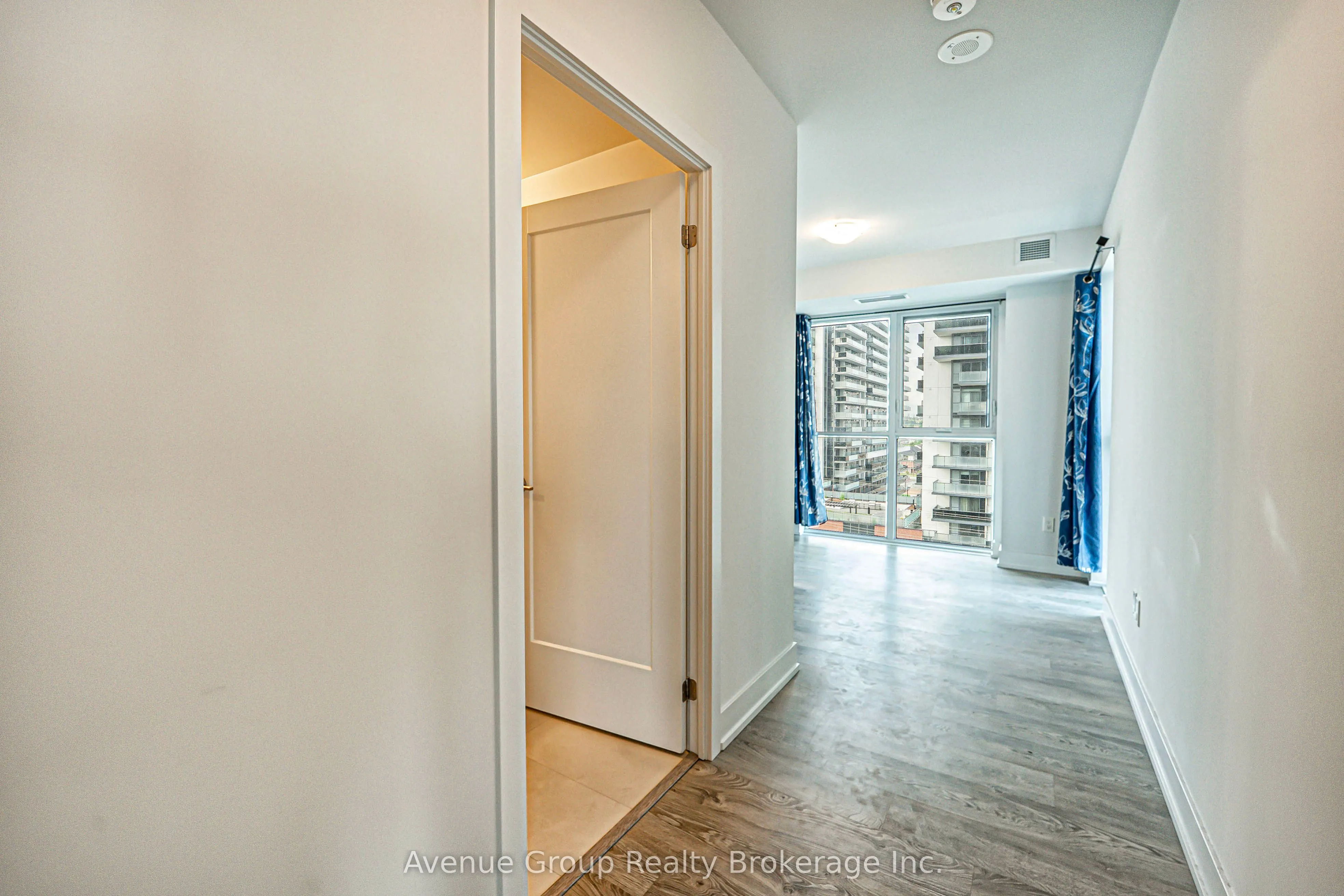 2550 SIMCOE Street, #816