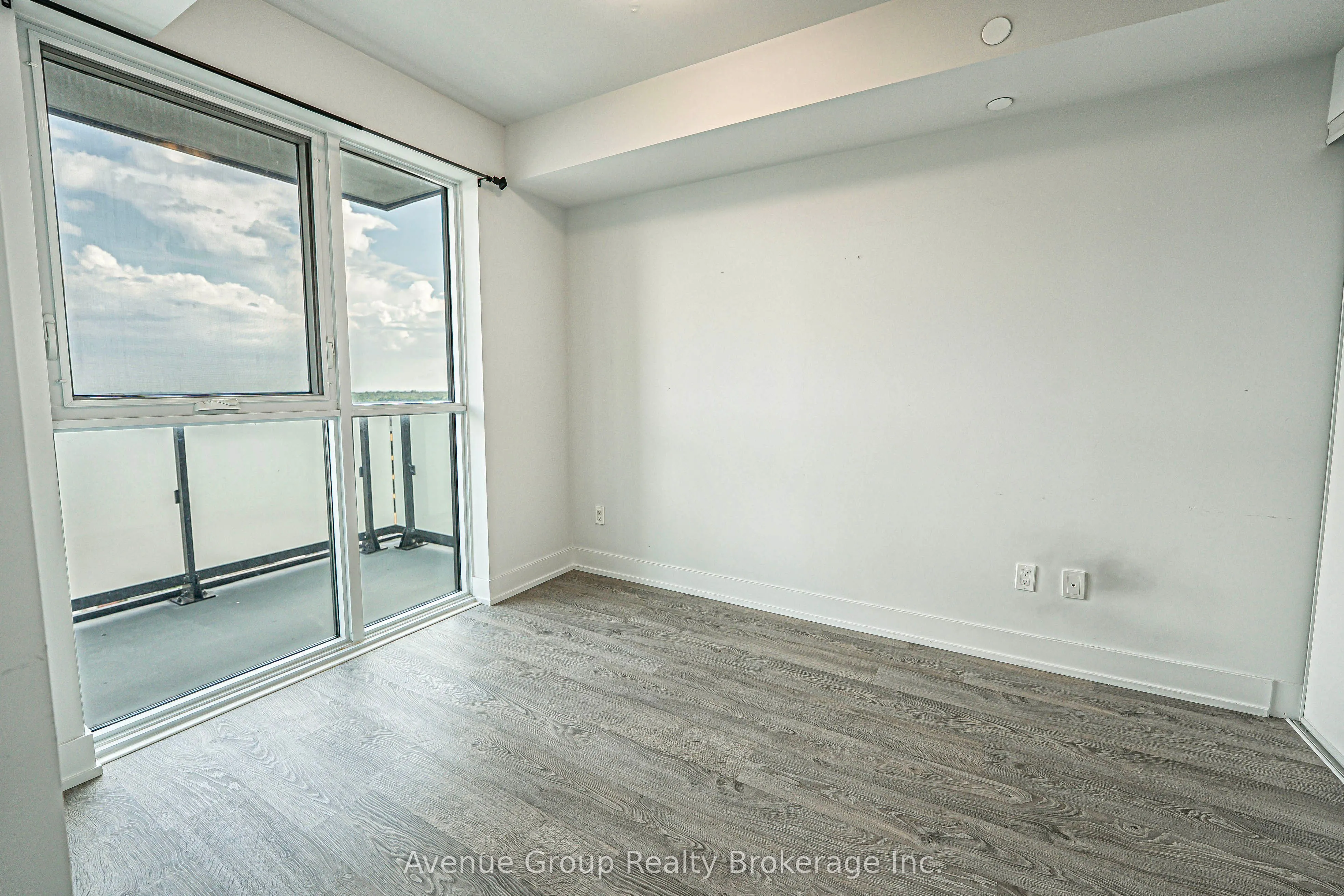 2550 SIMCOE Street, #816